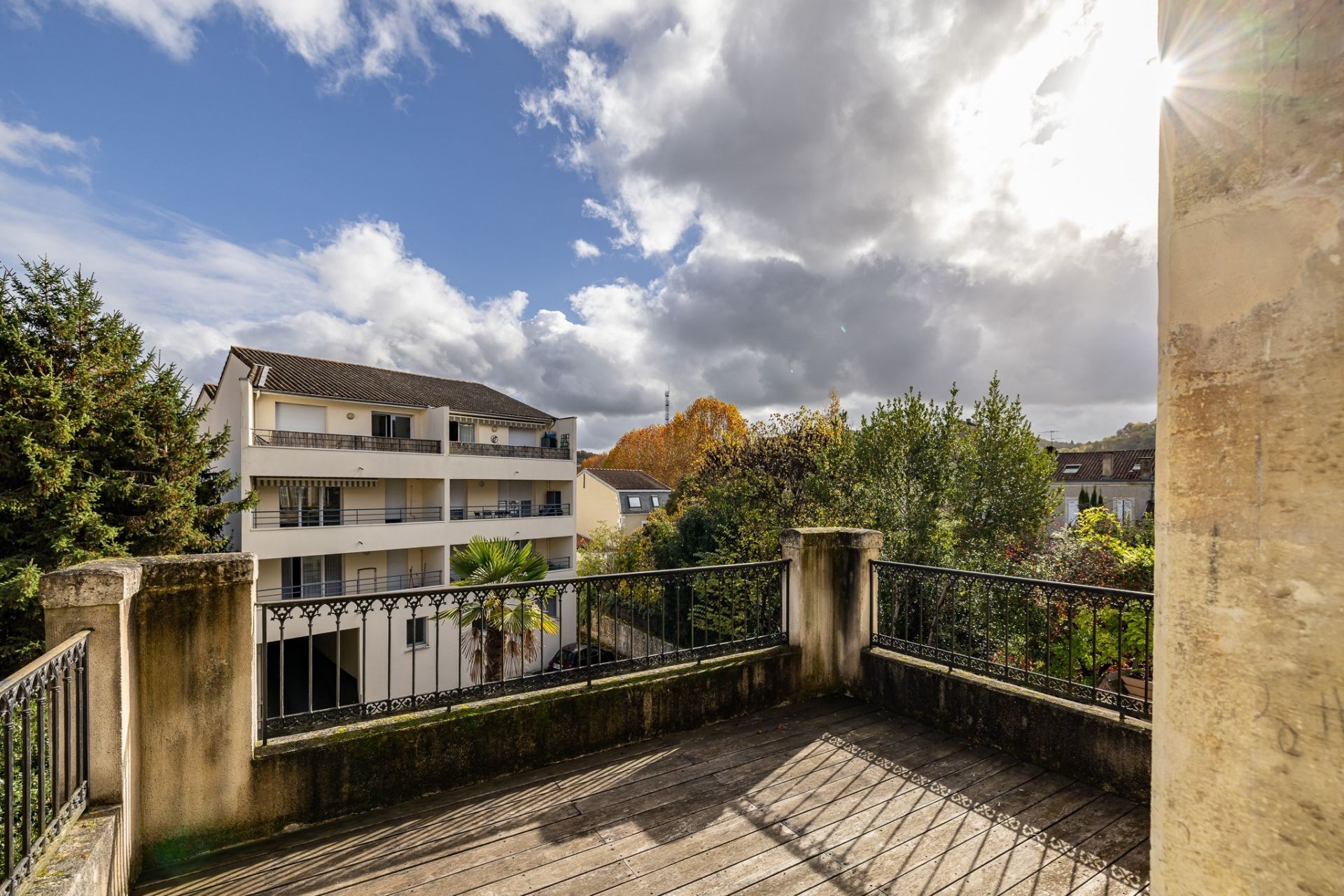 luxury apartment 7 Rooms for sale on PERIGUEUX (24000)