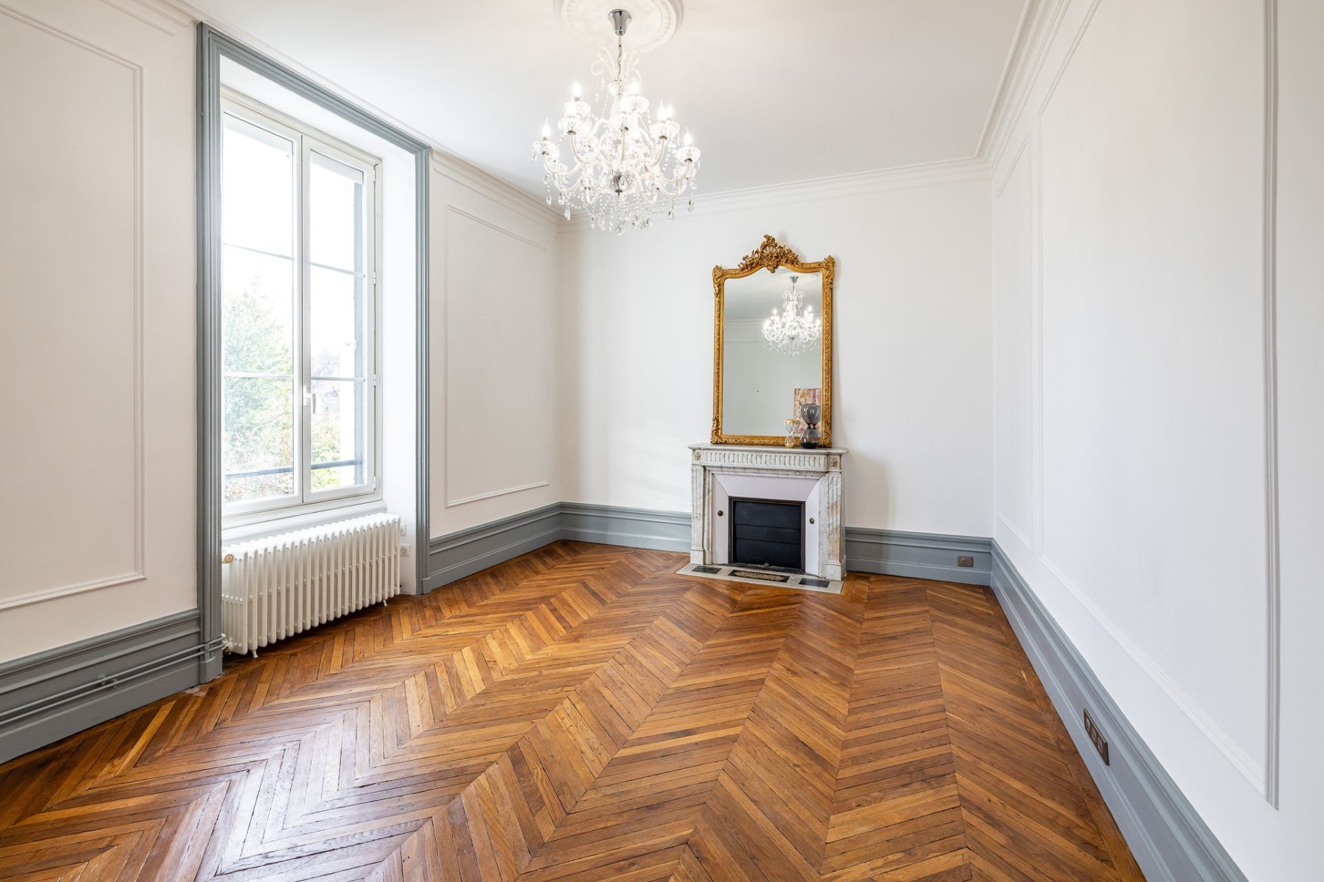 luxury apartment 7 Rooms for sale on PERIGUEUX (24000)