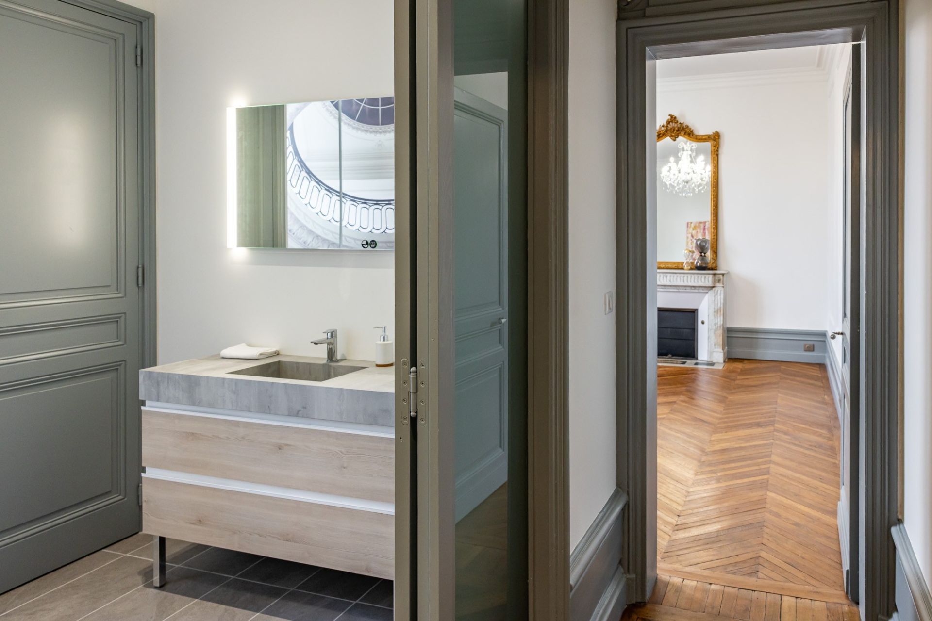 luxury apartment 7 Rooms for sale on PERIGUEUX (24000)