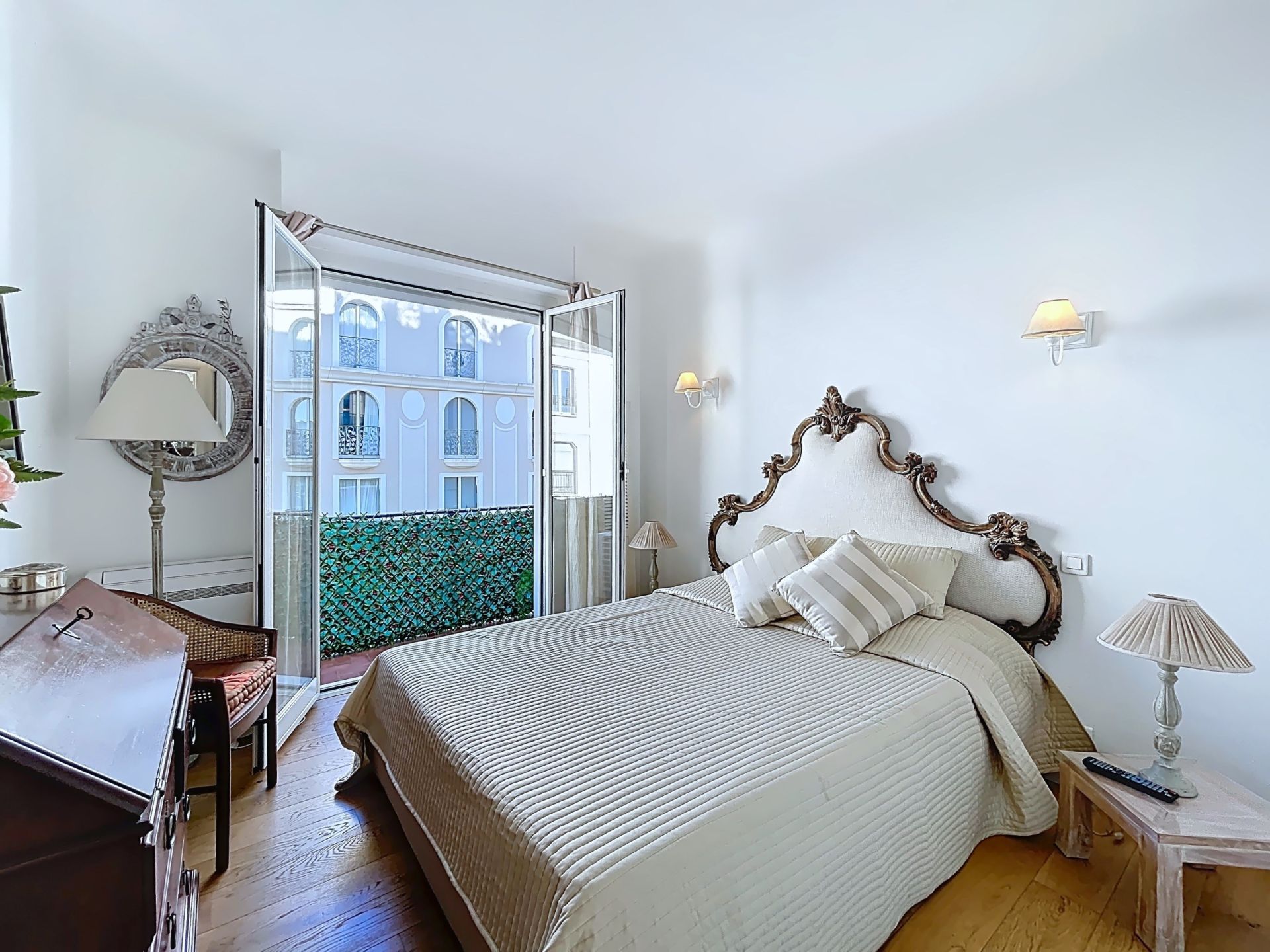 luxury apartment 3 Rooms for sale on CANNES (06400)