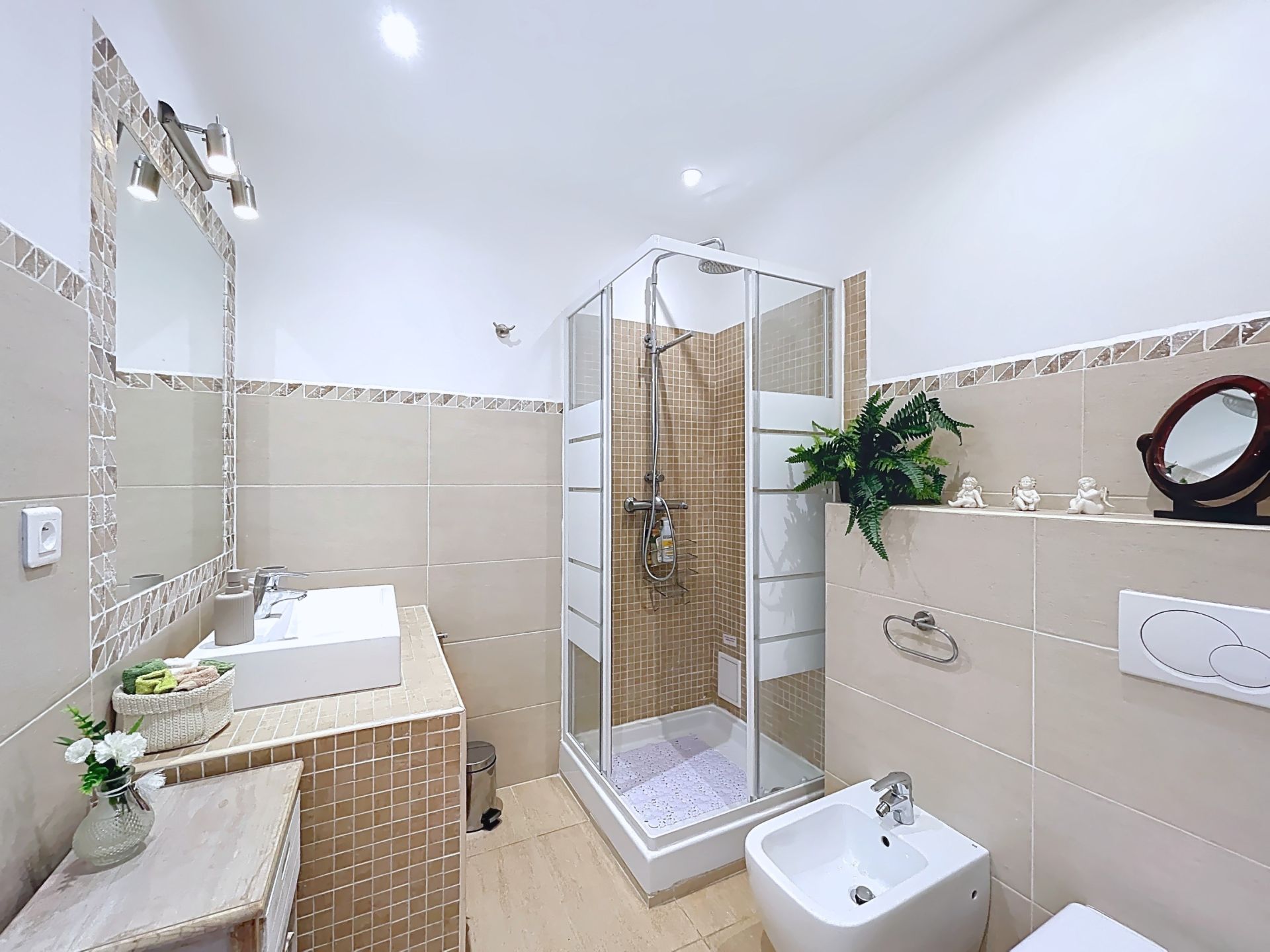 luxury apartment 3 Rooms for sale on CANNES (06400)