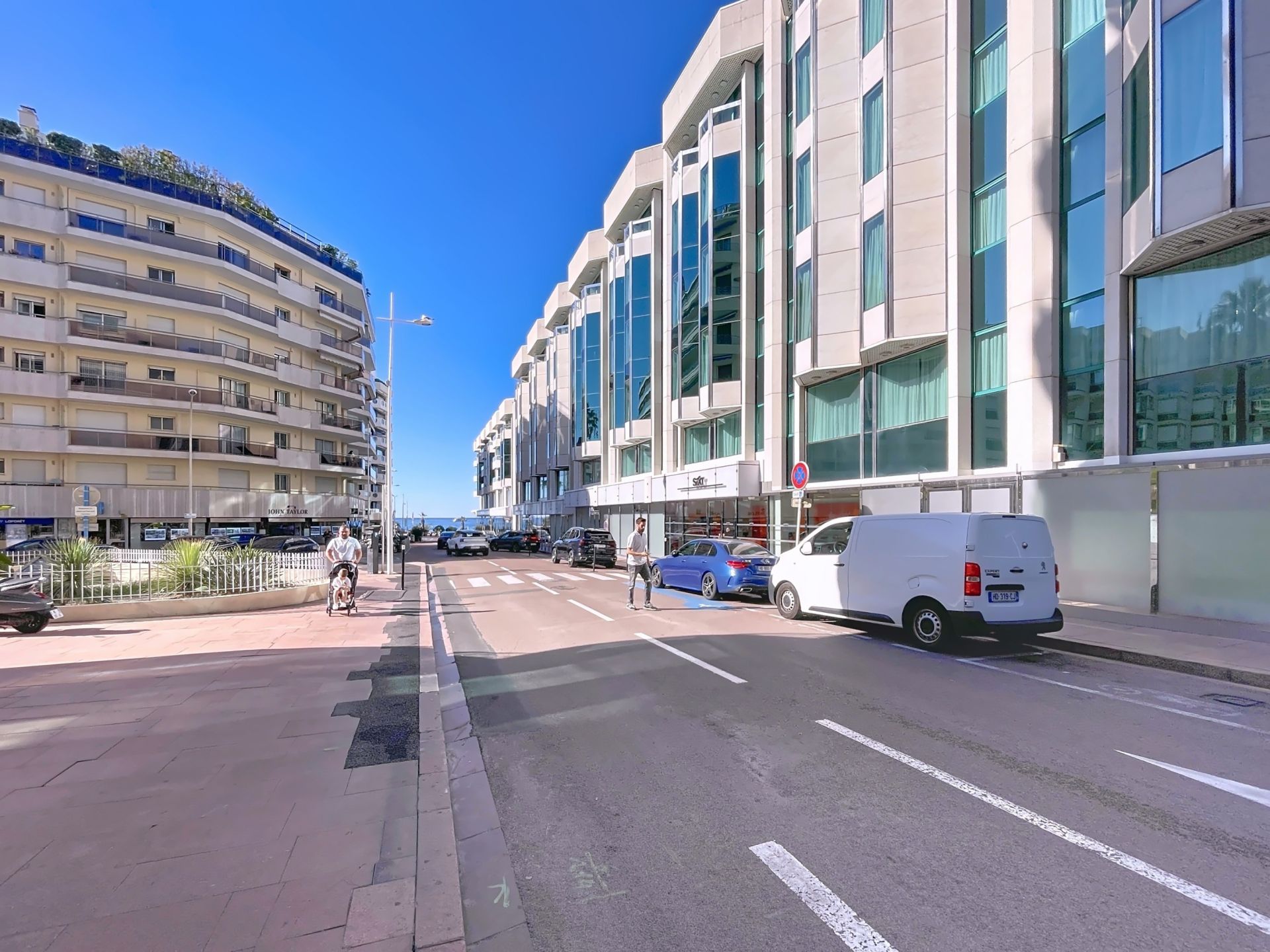 luxury apartment 3 Rooms for sale on CANNES (06400)