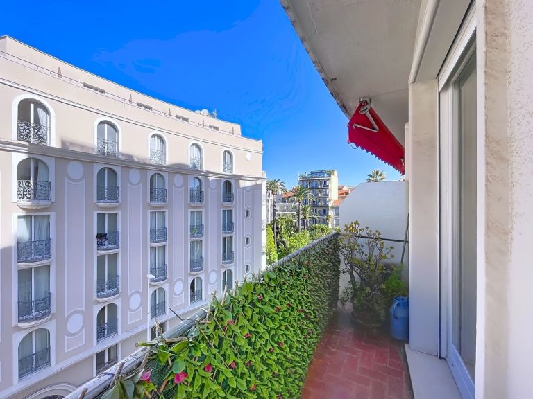 luxury apartment 3 Rooms for sale on CANNES (06400)