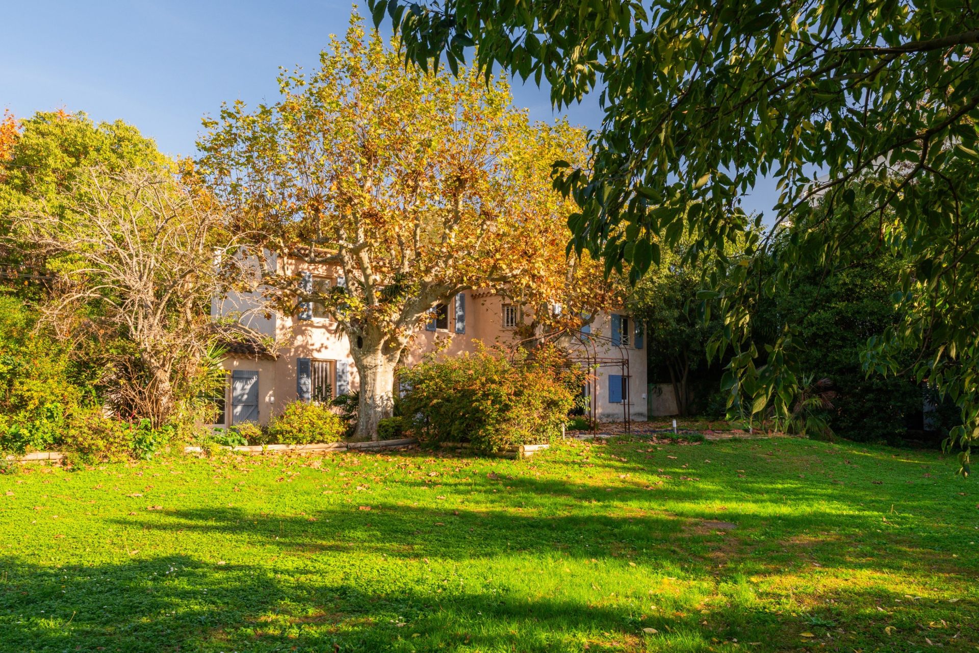 luxury house 7 Rooms for sale on MARSEILLE (13009)