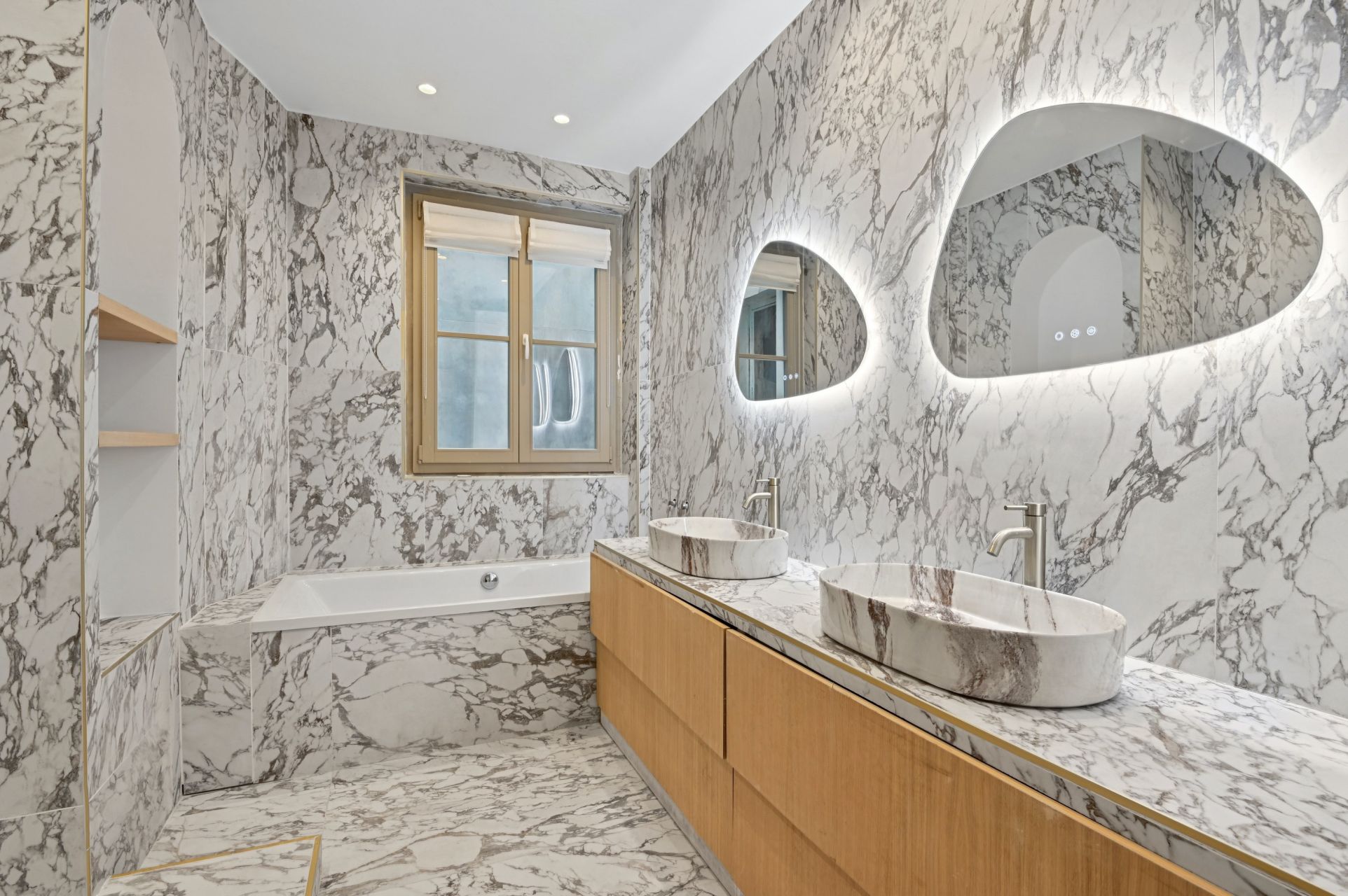 luxury apartment 5 Rooms for sale on PARIS (75007)