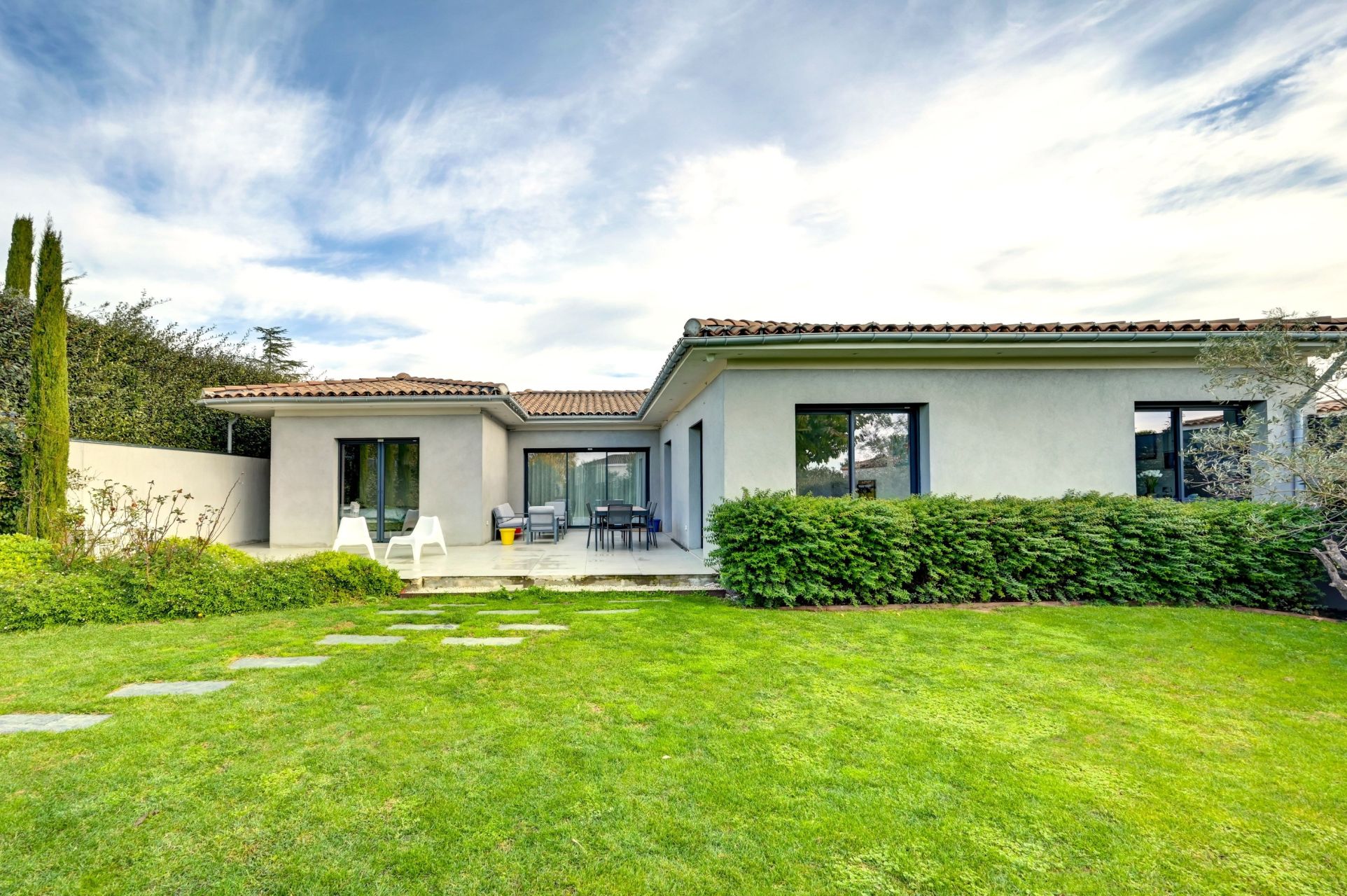 luxury house 5 Rooms for sale on EGUILLES (13510)