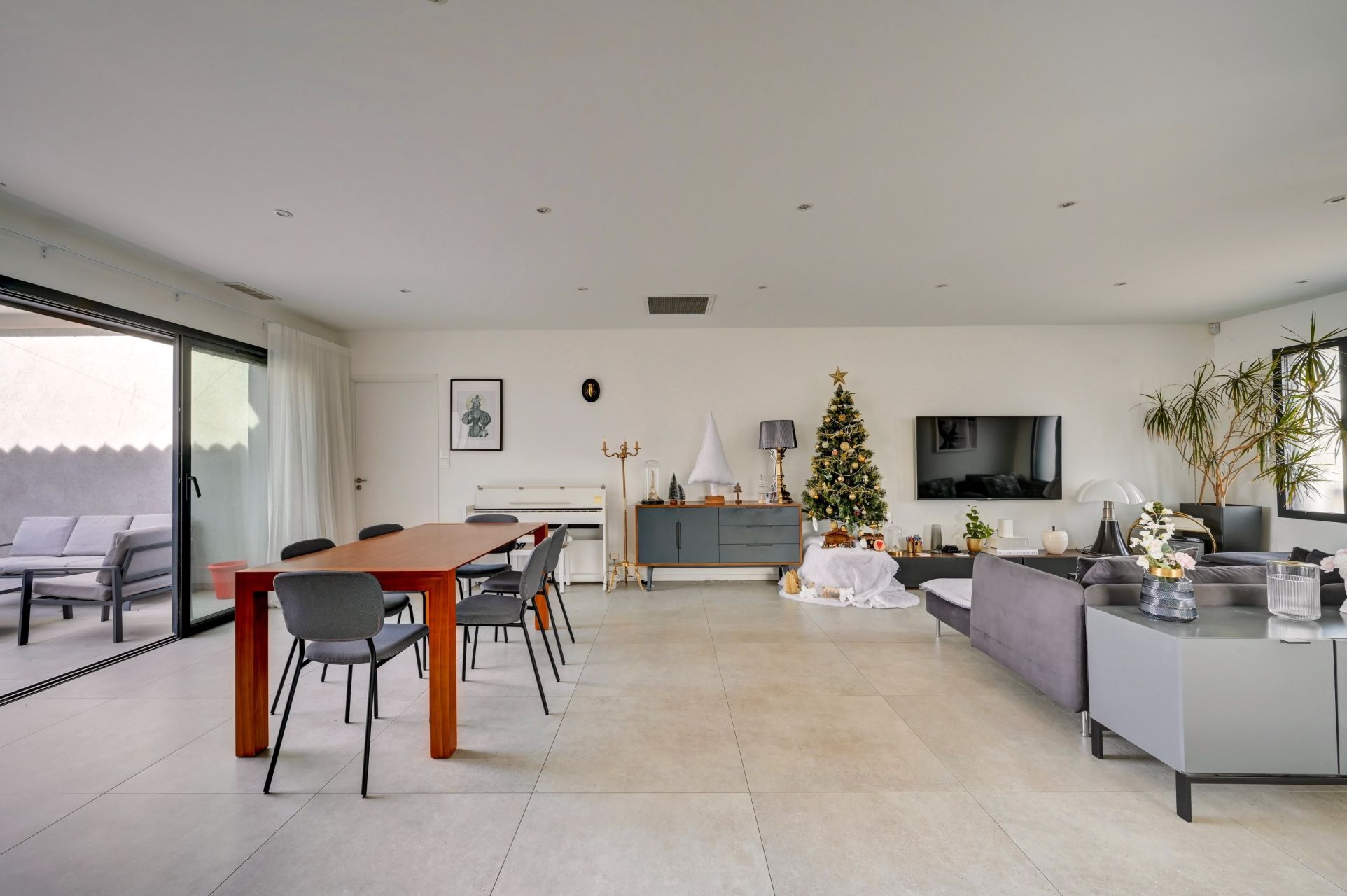 luxury house 5 Rooms for sale on EGUILLES (13510)