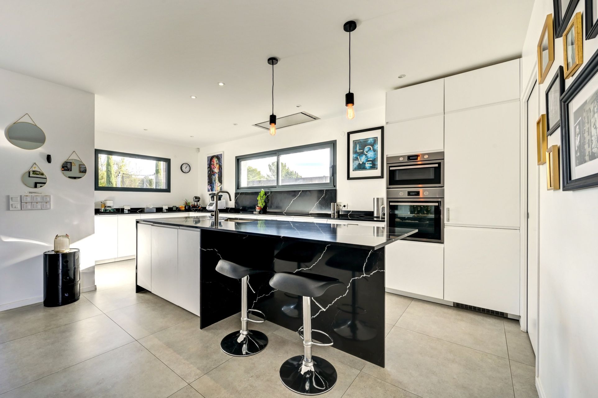 luxury house 5 Rooms for sale on EGUILLES (13510)