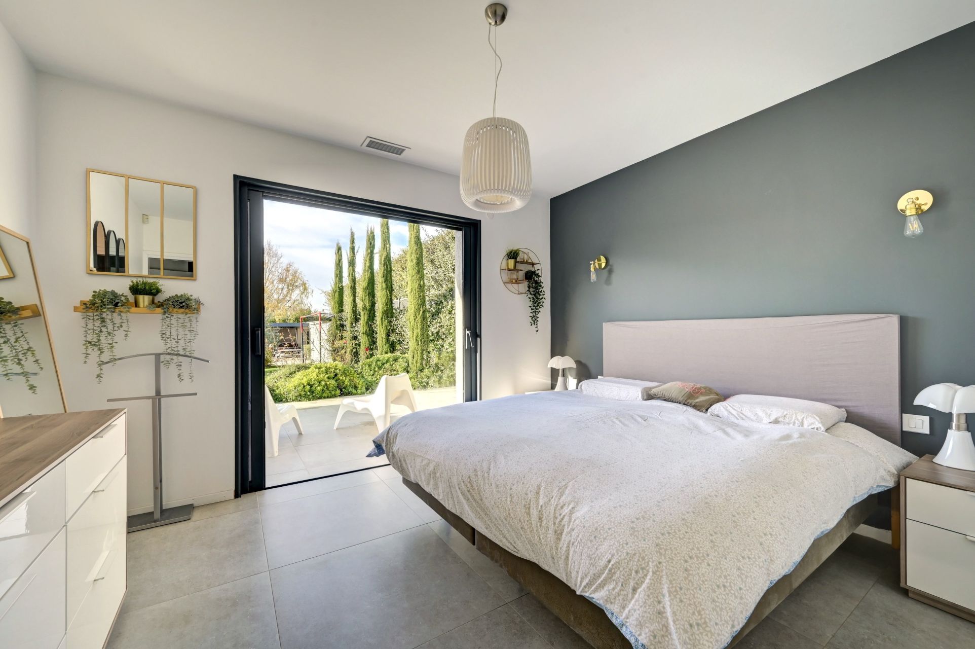 luxury house 5 Rooms for sale on EGUILLES (13510)