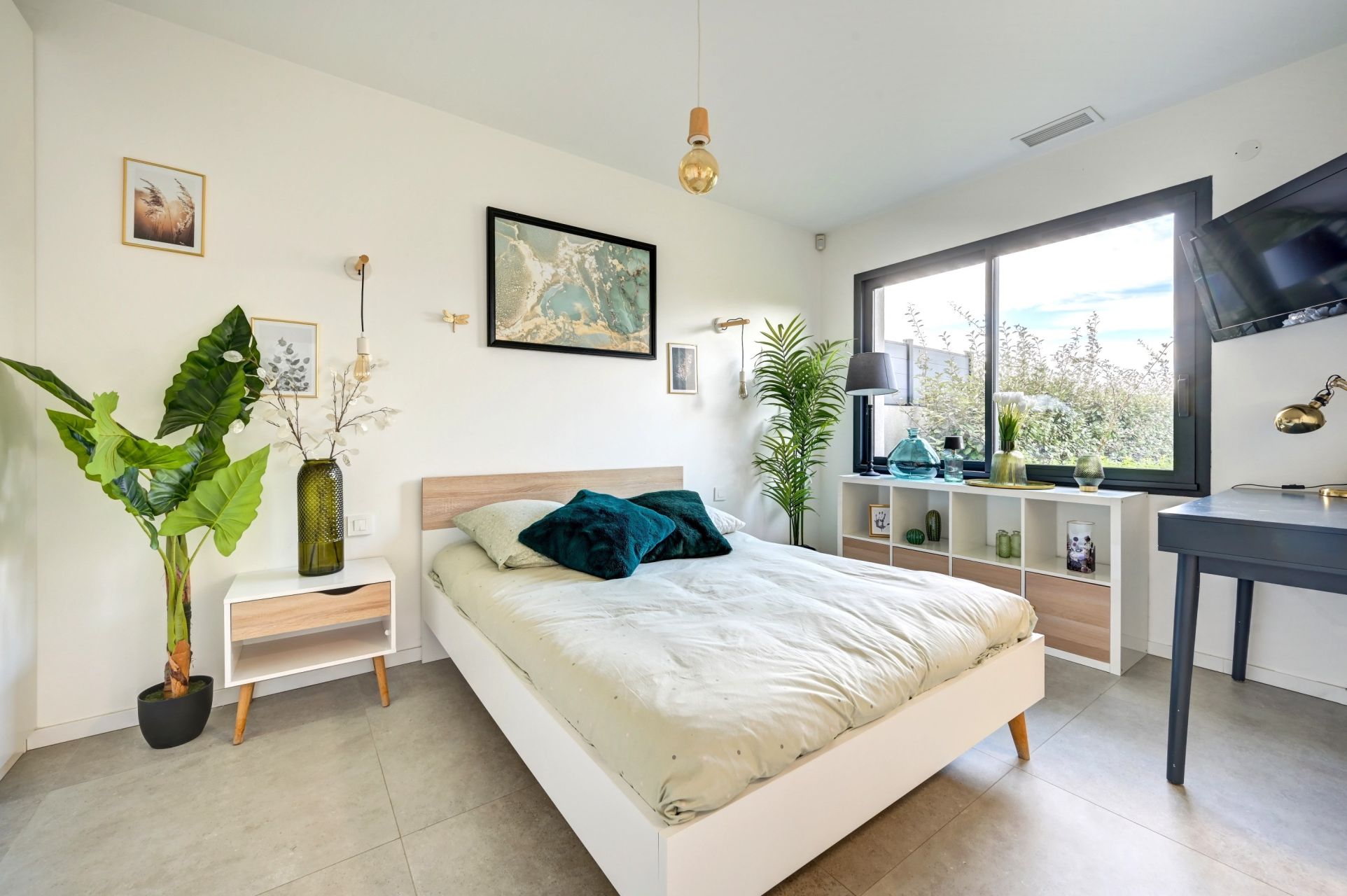 luxury house 5 Rooms for sale on EGUILLES (13510)