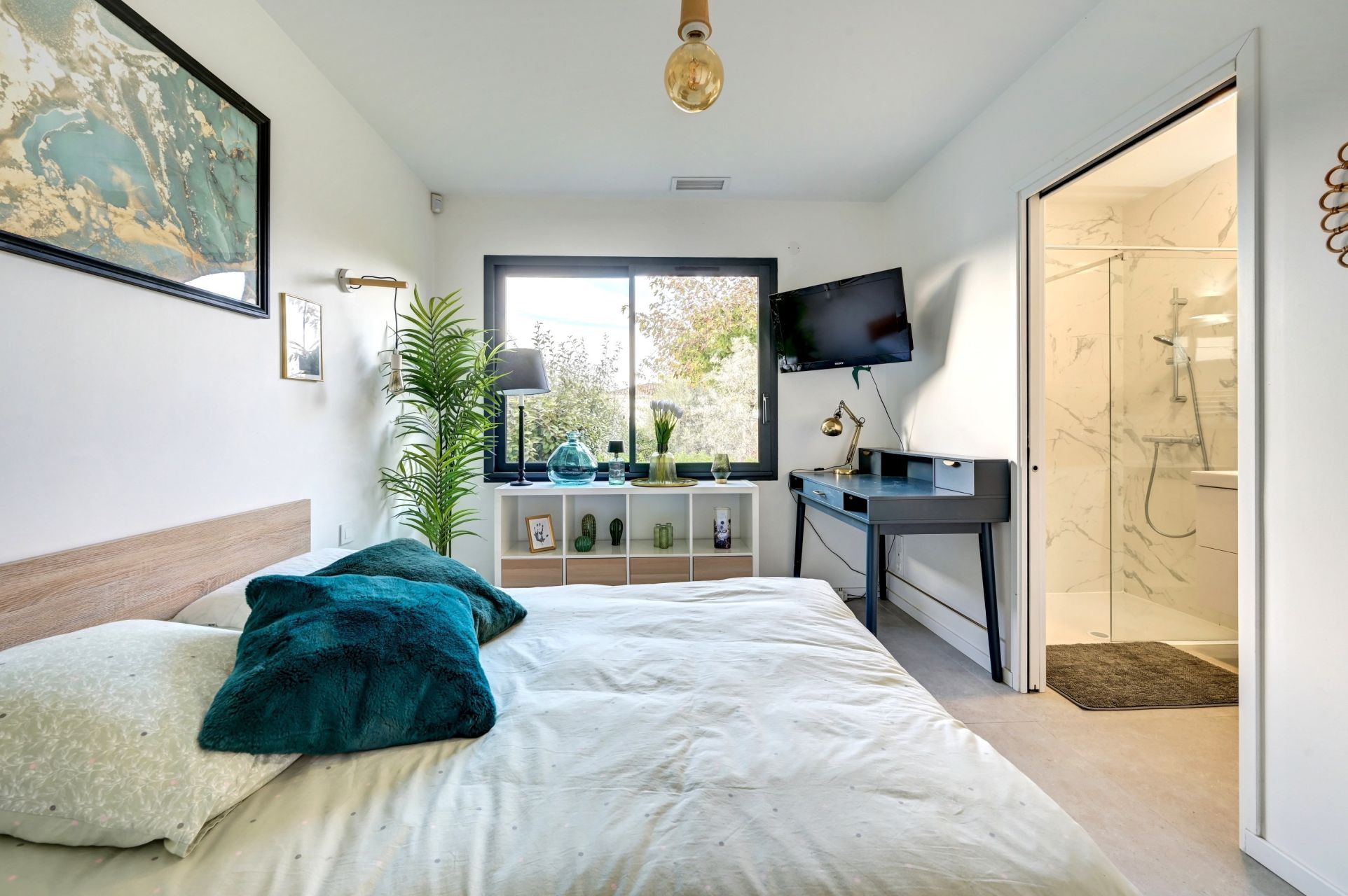 luxury house 5 Rooms for sale on EGUILLES (13510)