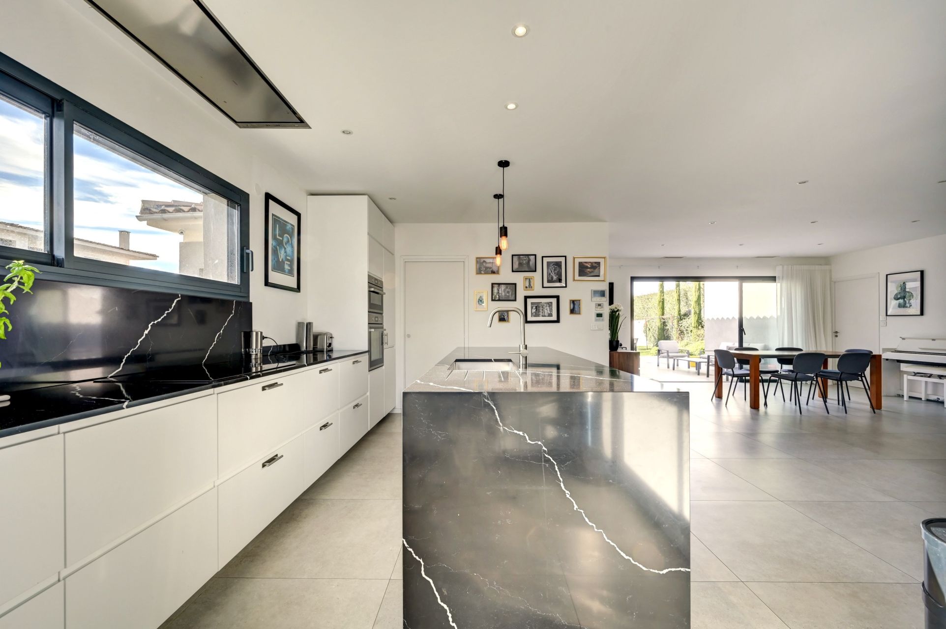 luxury house 5 Rooms for sale on EGUILLES (13510)