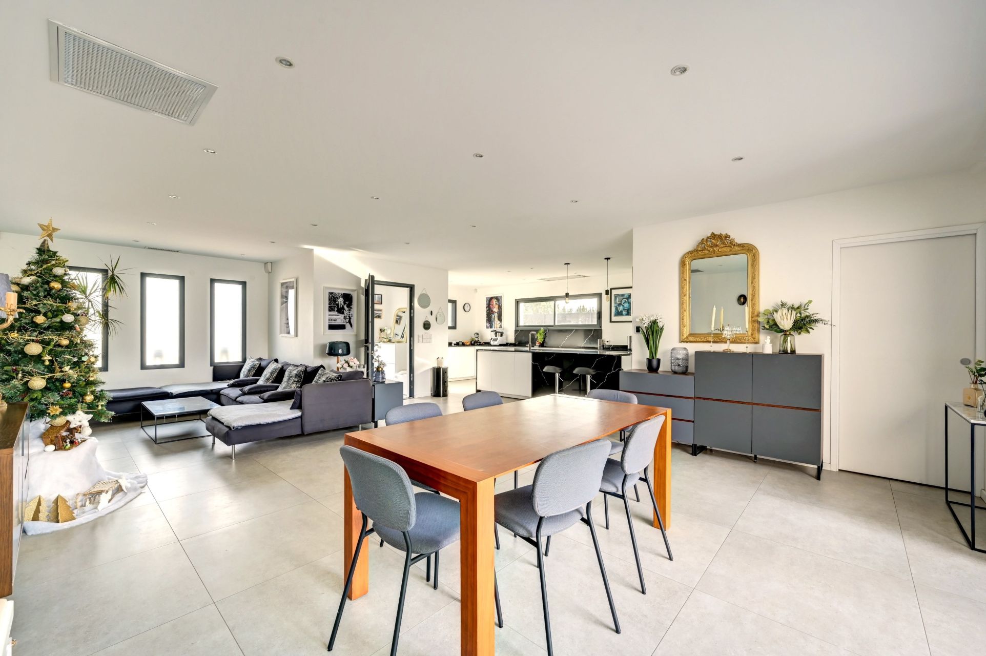 luxury house 5 Rooms for sale on EGUILLES (13510)