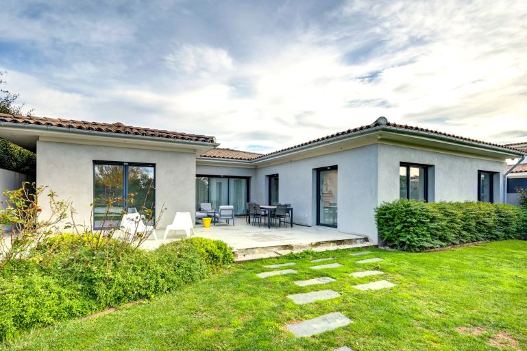 luxury house 5 Rooms for sale on EGUILLES (13510)