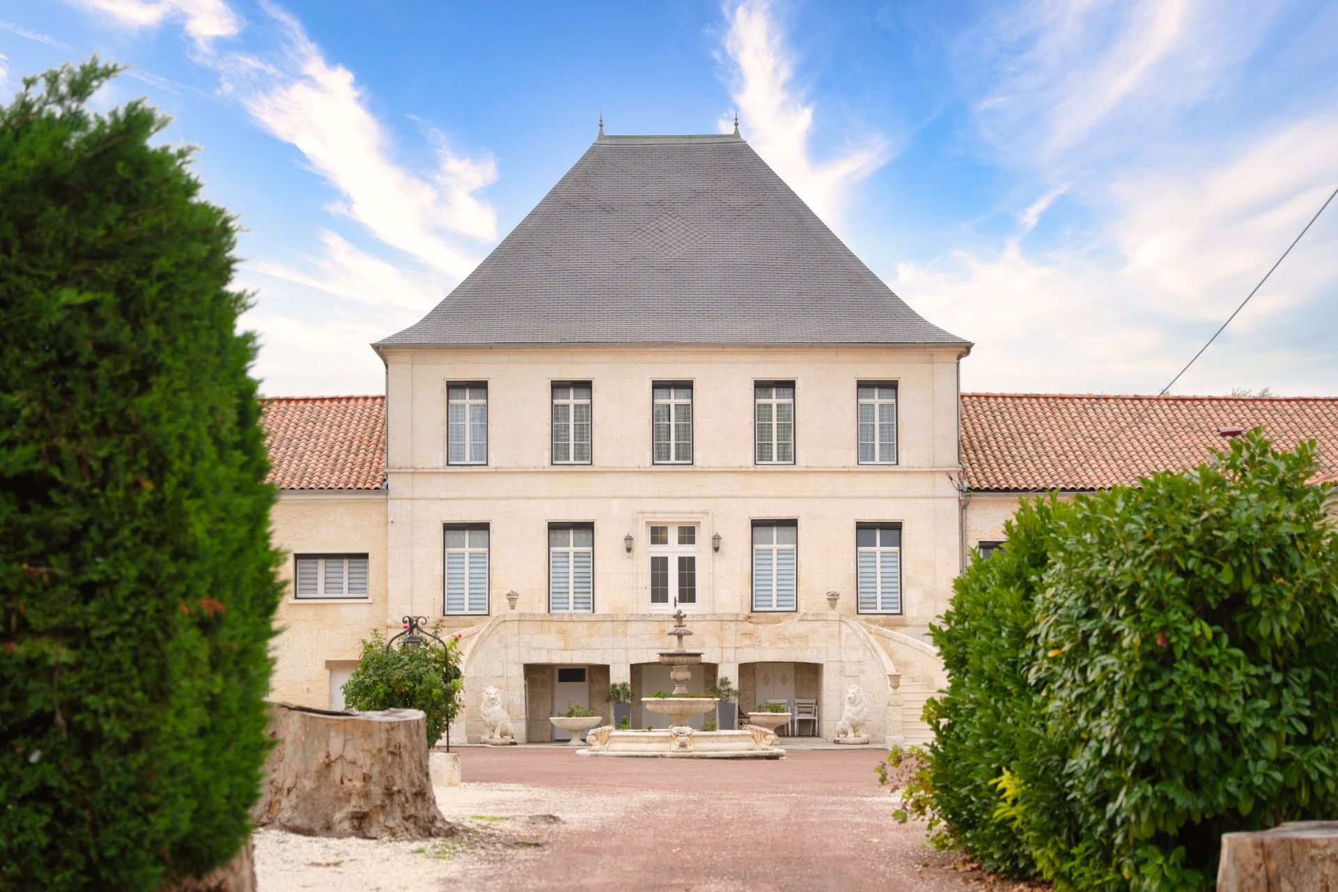 maison de maître 46 Pièces en vente sur ROULLET ST ESTEPHE (16440)