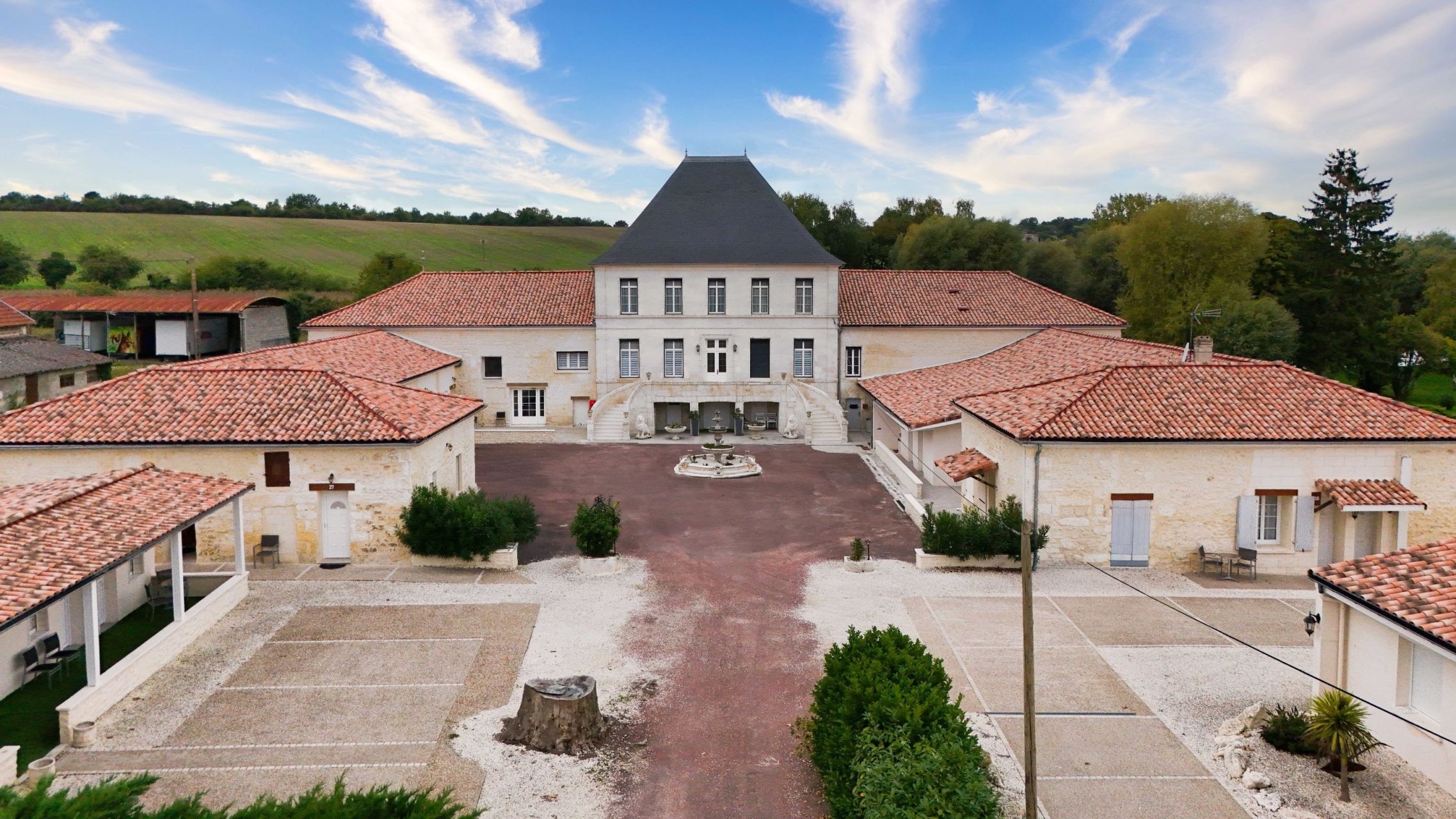 maison de maître 46 Pièces en vente sur ROULLET ST ESTEPHE (16440)