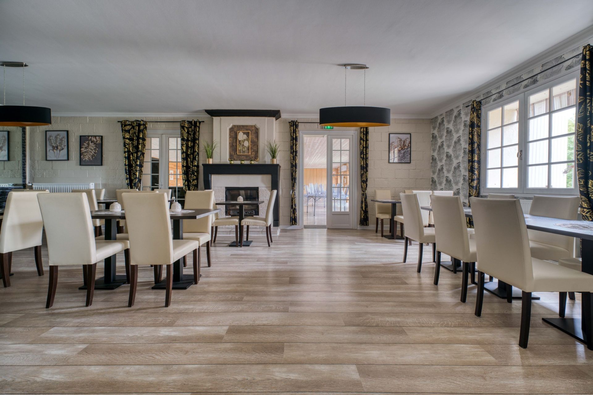 maison de maître 46 Pièces en vente sur ROULLET ST ESTEPHE (16440)