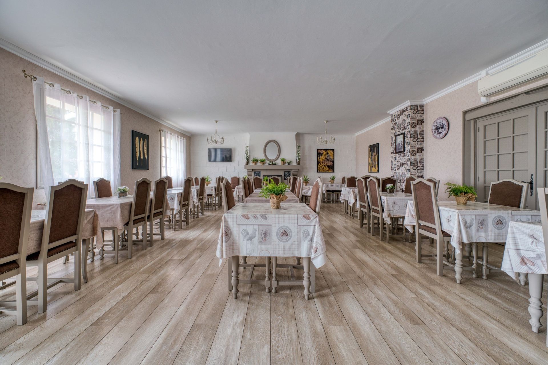 maison de maître 46 Pièces en vente sur ROULLET ST ESTEPHE (16440)