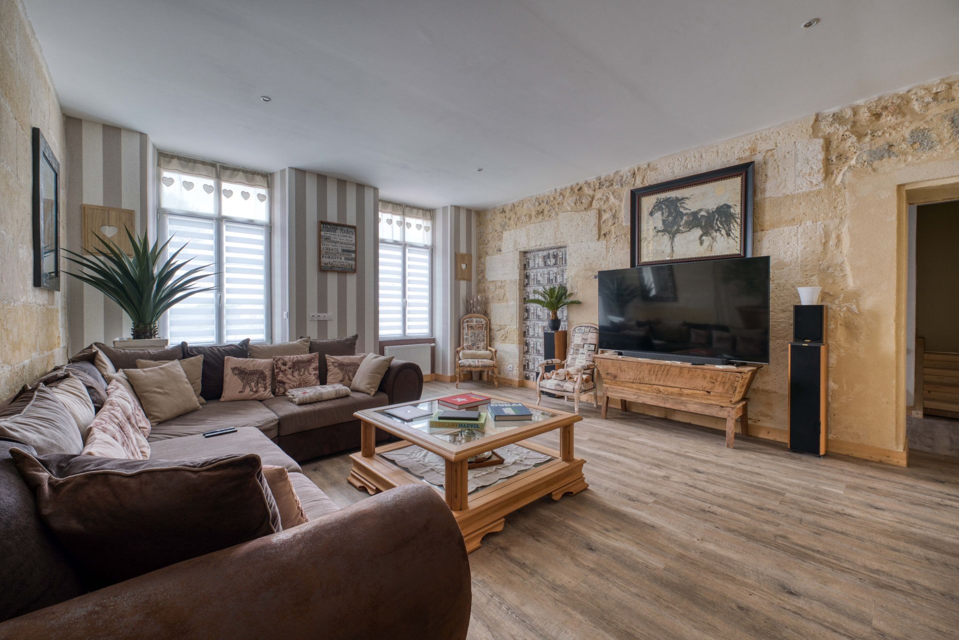 maison de maître 46 Pièces en vente sur ROULLET ST ESTEPHE (16440)