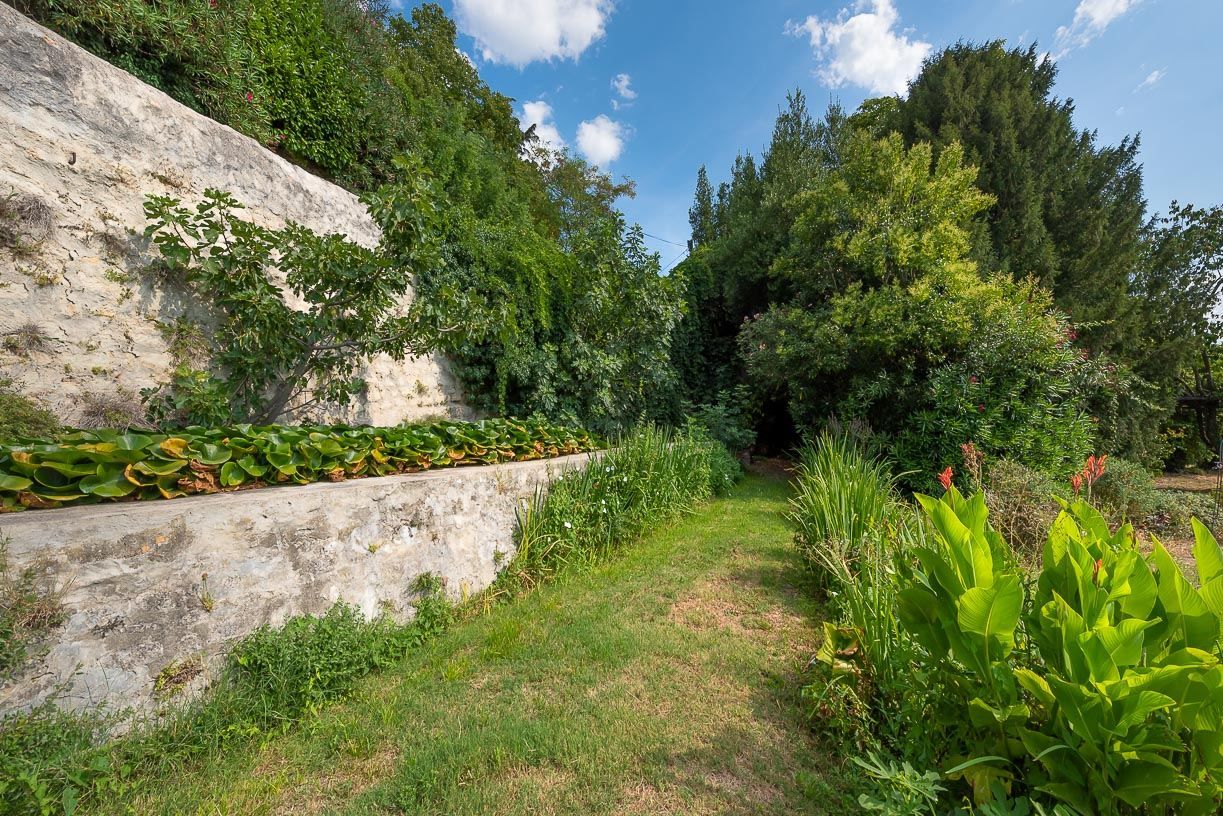 luxury house 9 Rooms for sale on UZES (30700)