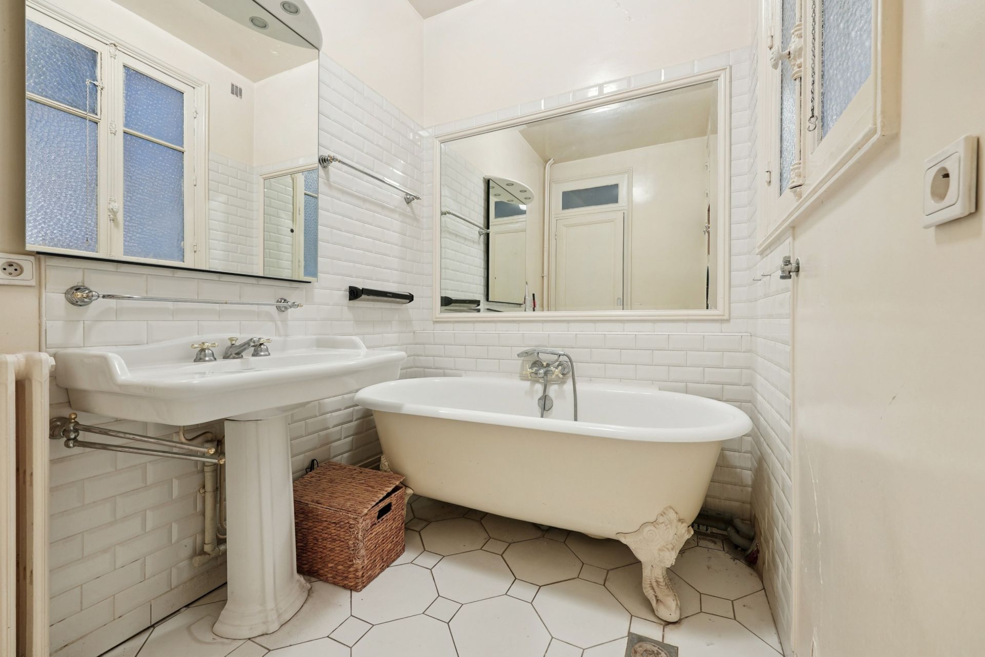 luxury apartment 6 Rooms for sale on PARIS (75017)