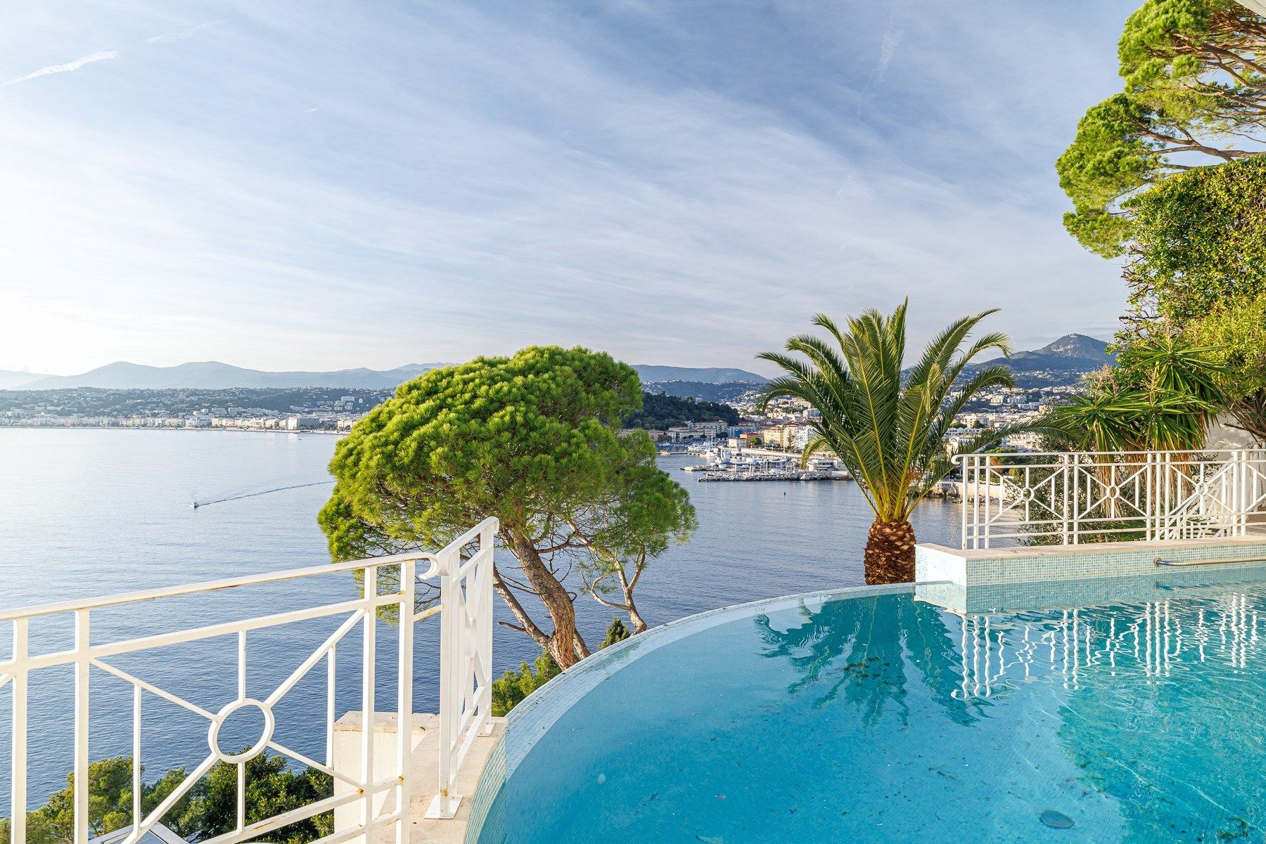 luxury villa 9 Rooms for sale on NICE (06000)