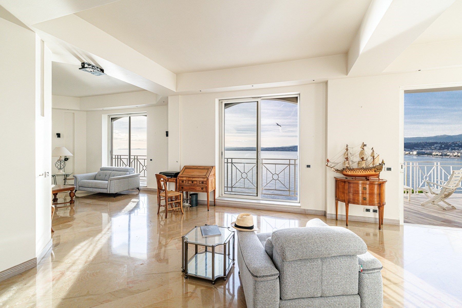 luxury villa 9 Rooms for sale on NICE (06000)