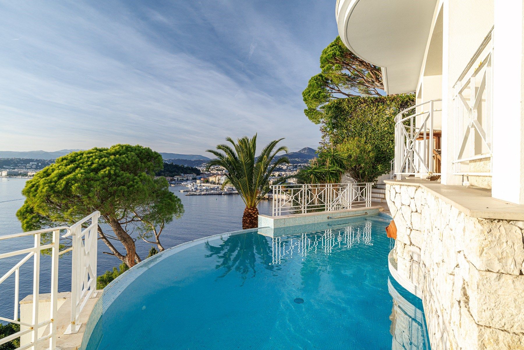 luxury villa 9 Rooms for sale on NICE (06000)