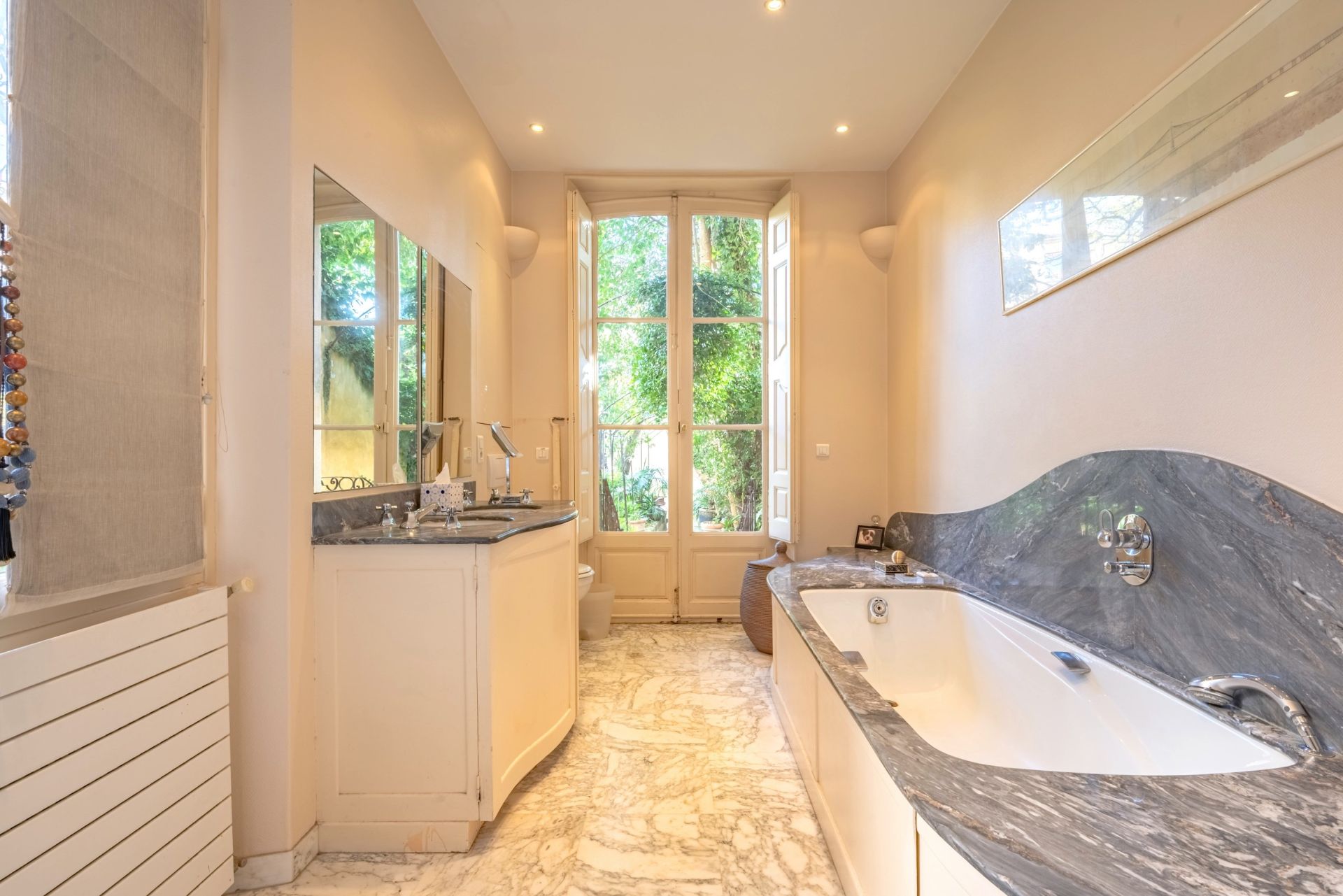 luxury apartment 8 Rooms for sale on AIX EN PROVENCE (13100)