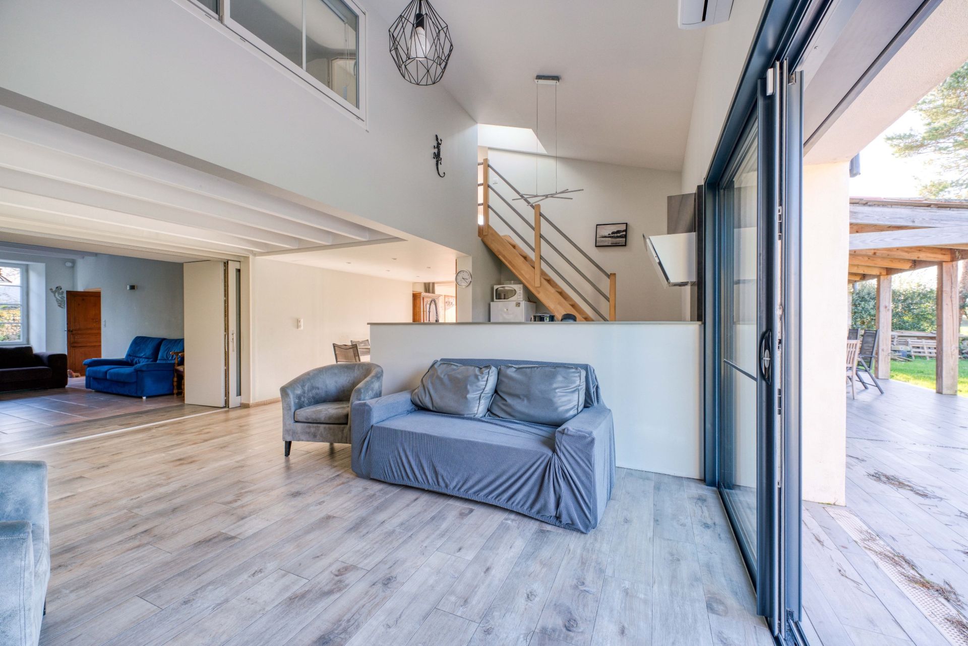 luxury house 11 Rooms for sale on LE GUA (17600)