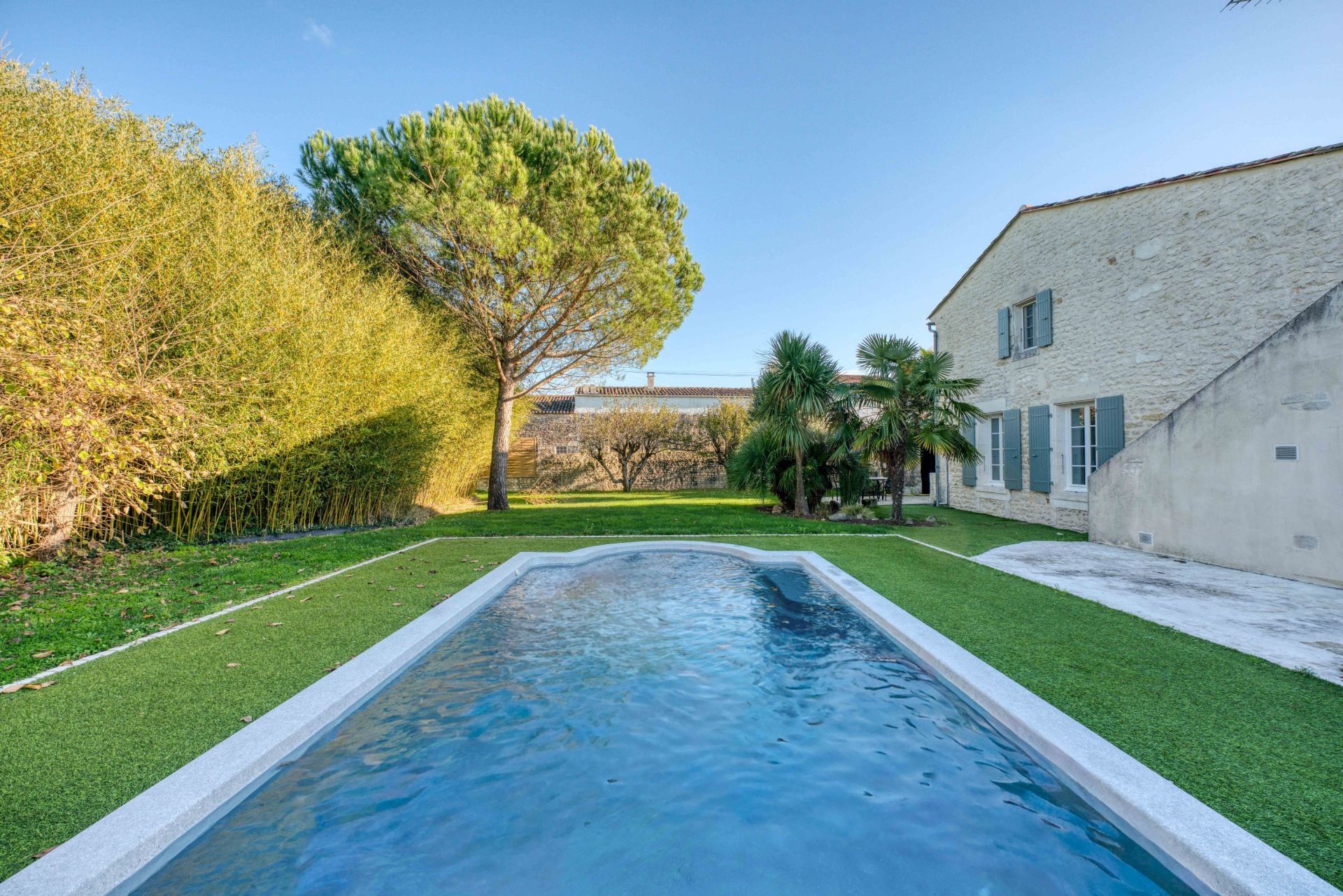 luxury house 11 Rooms for sale on LE GUA (17600)