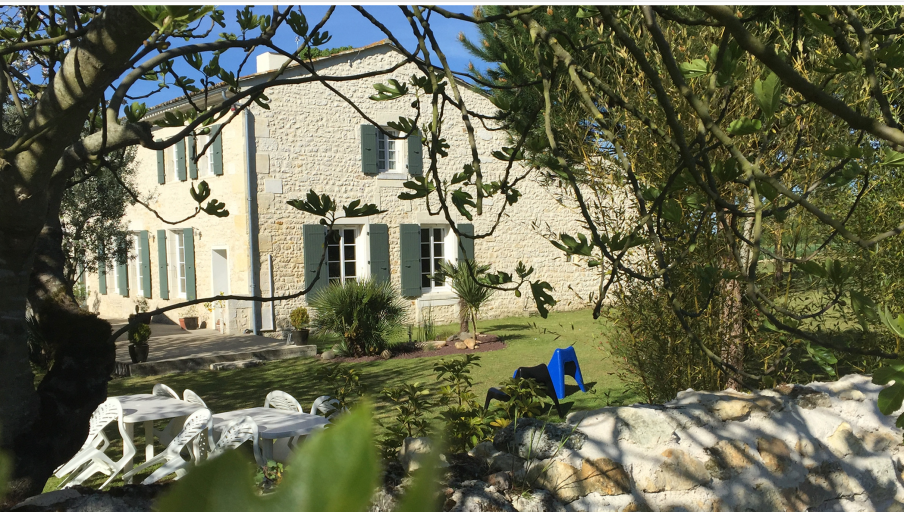 luxury house 11 Rooms for sale on LE GUA (17600)