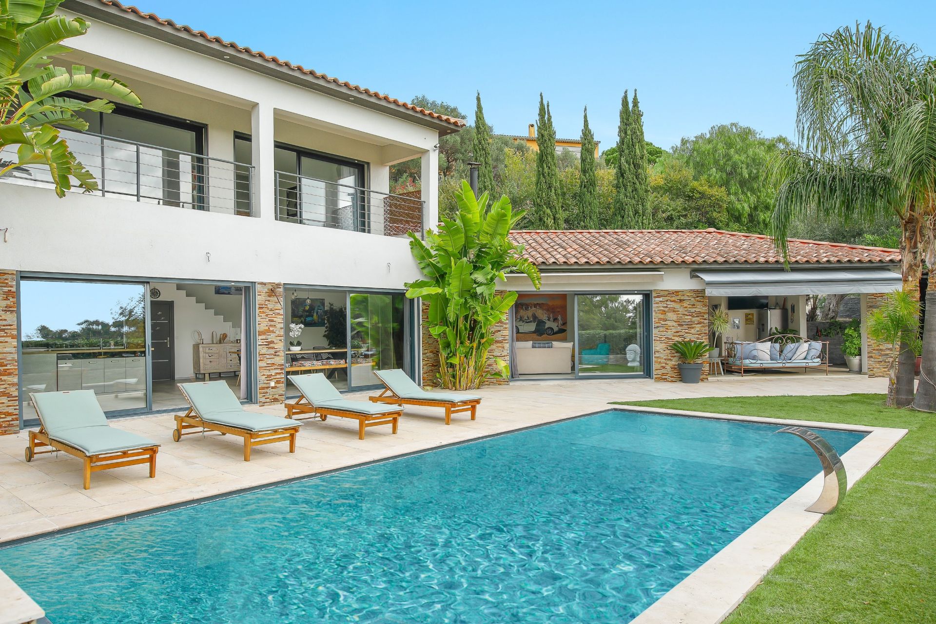 luxury house 7 Rooms for sale on OLLIOULES (83190)