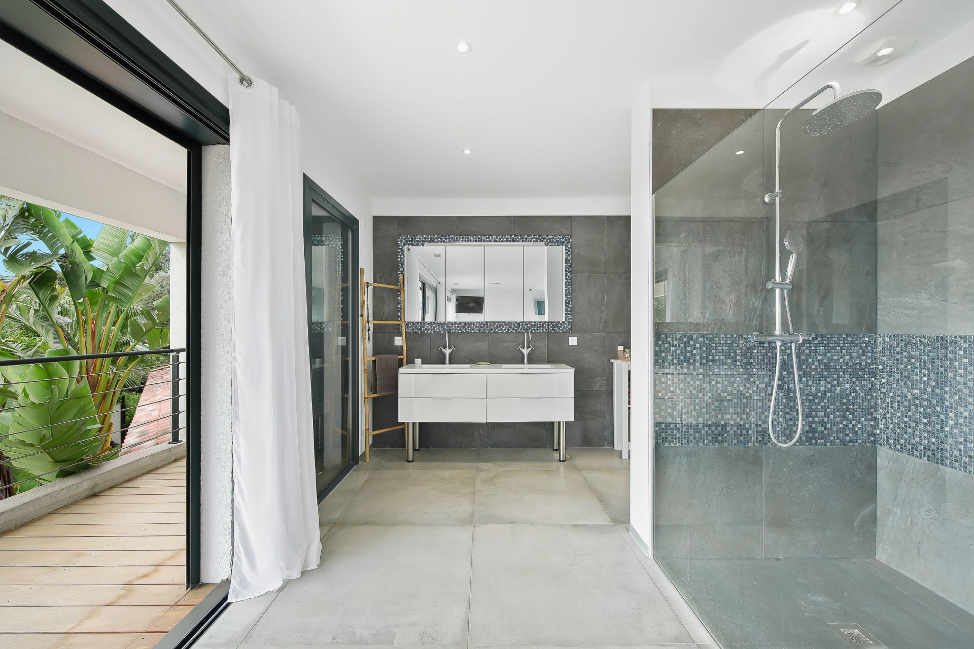 luxury house 7 Rooms for sale on OLLIOULES (83190)