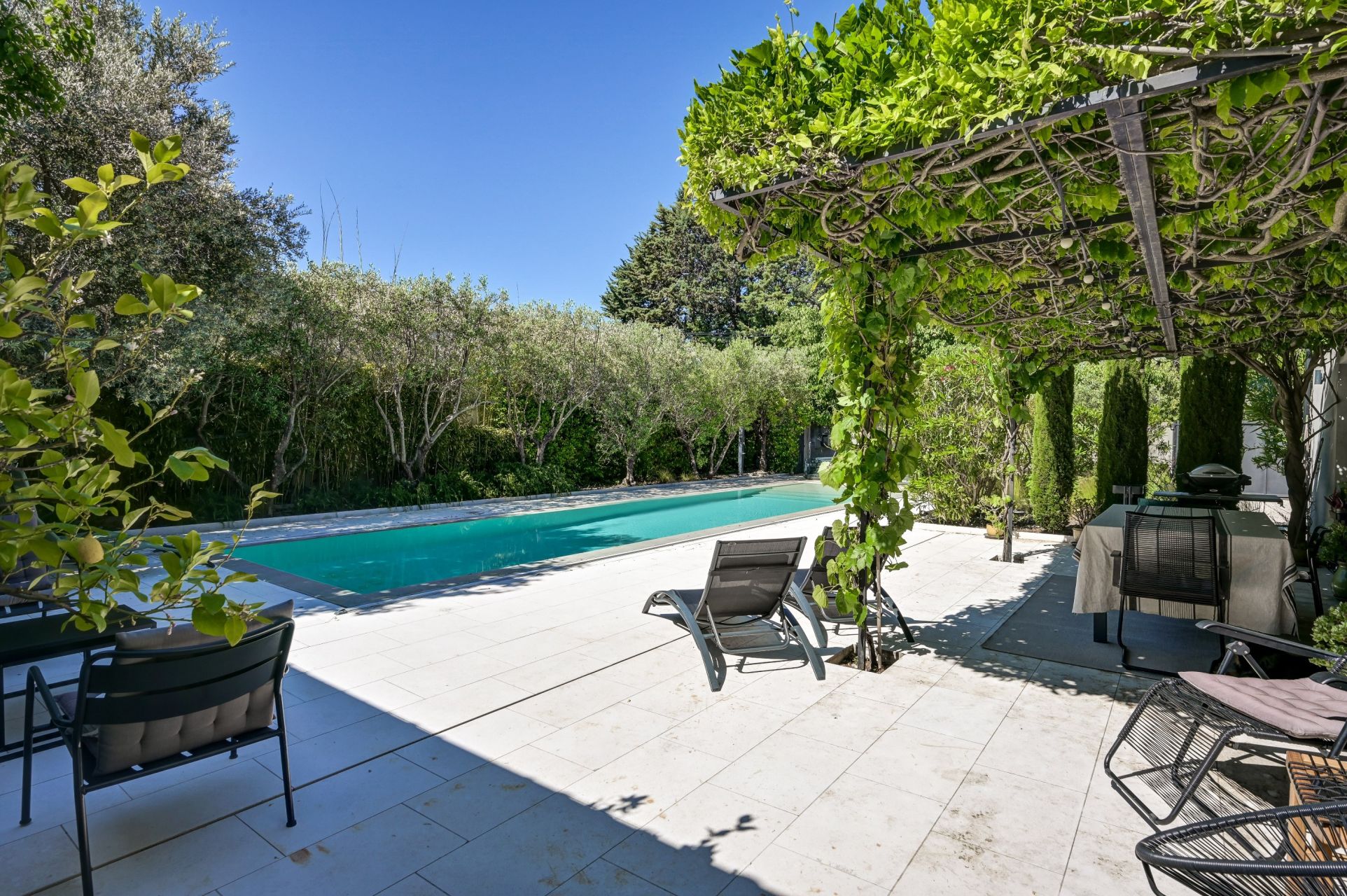 luxury house 5 Rooms for sale on ST REMY DE PROVENCE (13210)