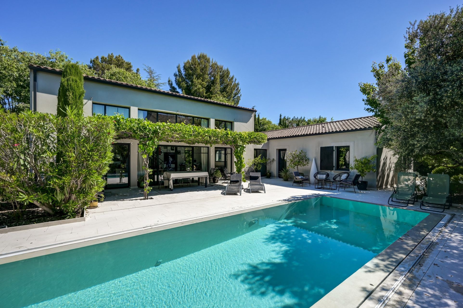 luxury house 5 Rooms for sale on ST REMY DE PROVENCE (13210)