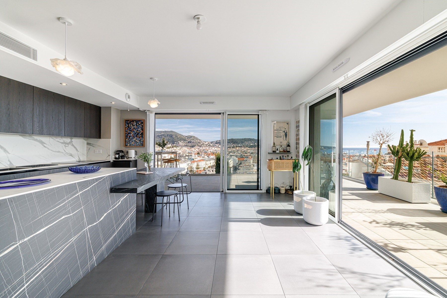 luxury apartment 4 Rooms for sale on NICE (06000)