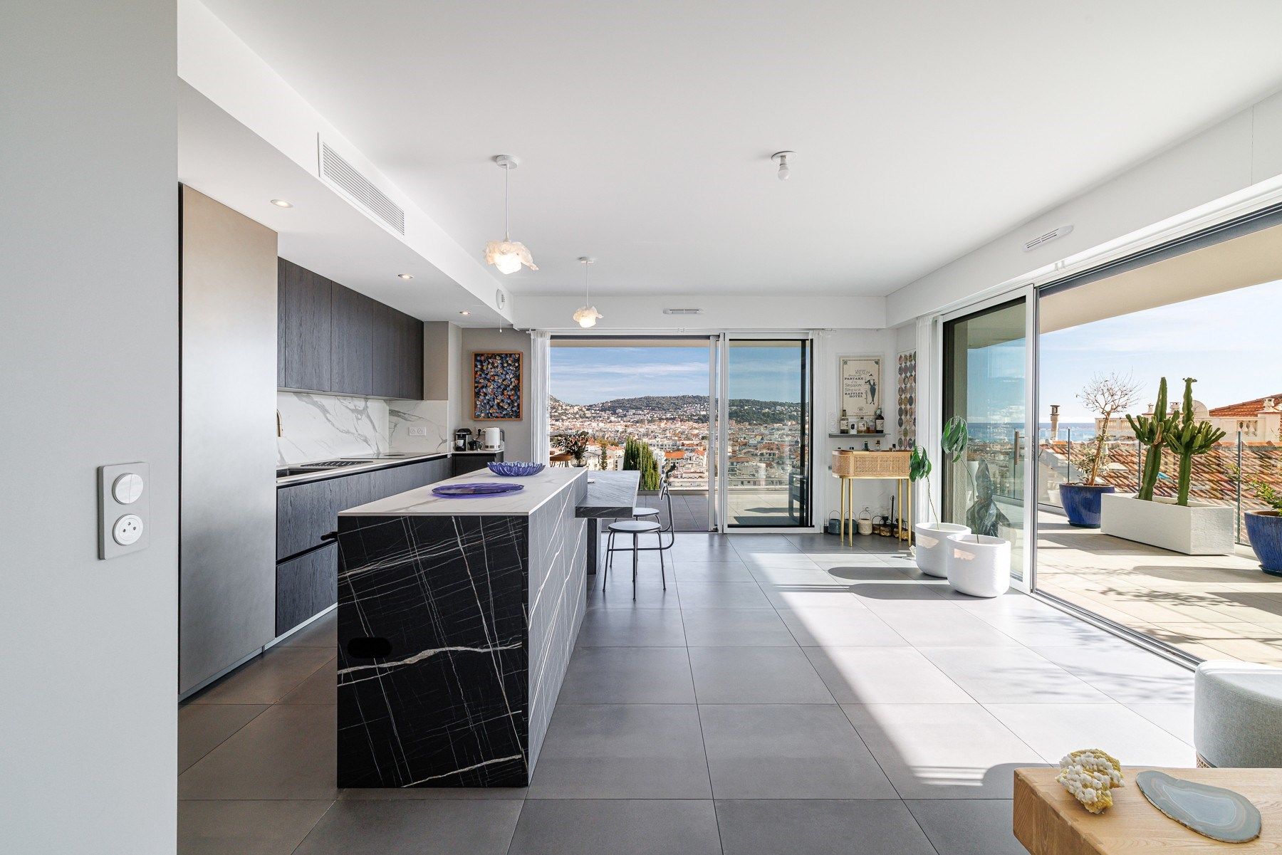 luxury apartment 4 Rooms for sale on NICE (06000)