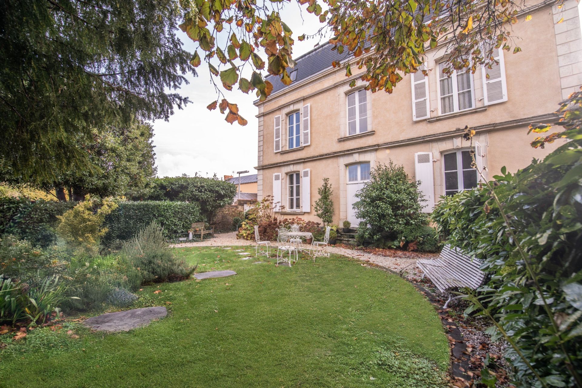 maison bourgeoise 17 Pièces en vente sur LA ROCHE SUR YON (85000)