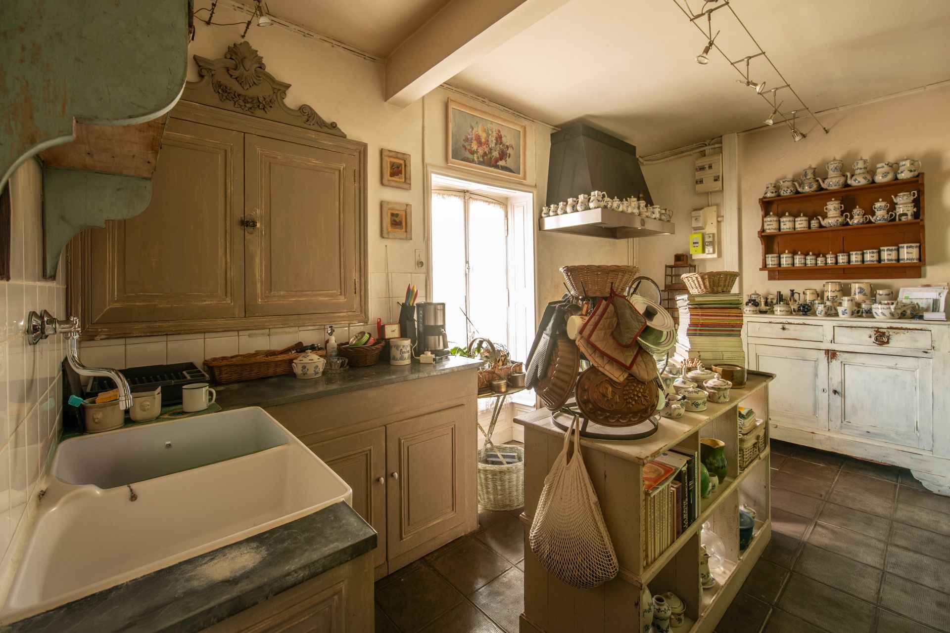 mansion 17 Rooms for sale on LA ROCHE SUR YON (85000)