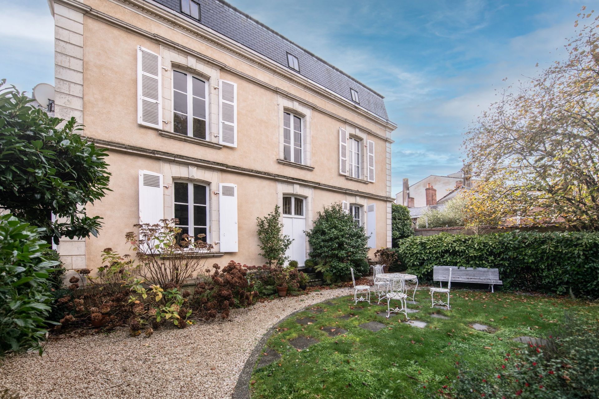 maison bourgeoise 17 Pièces en vente sur LA ROCHE SUR YON (85000)