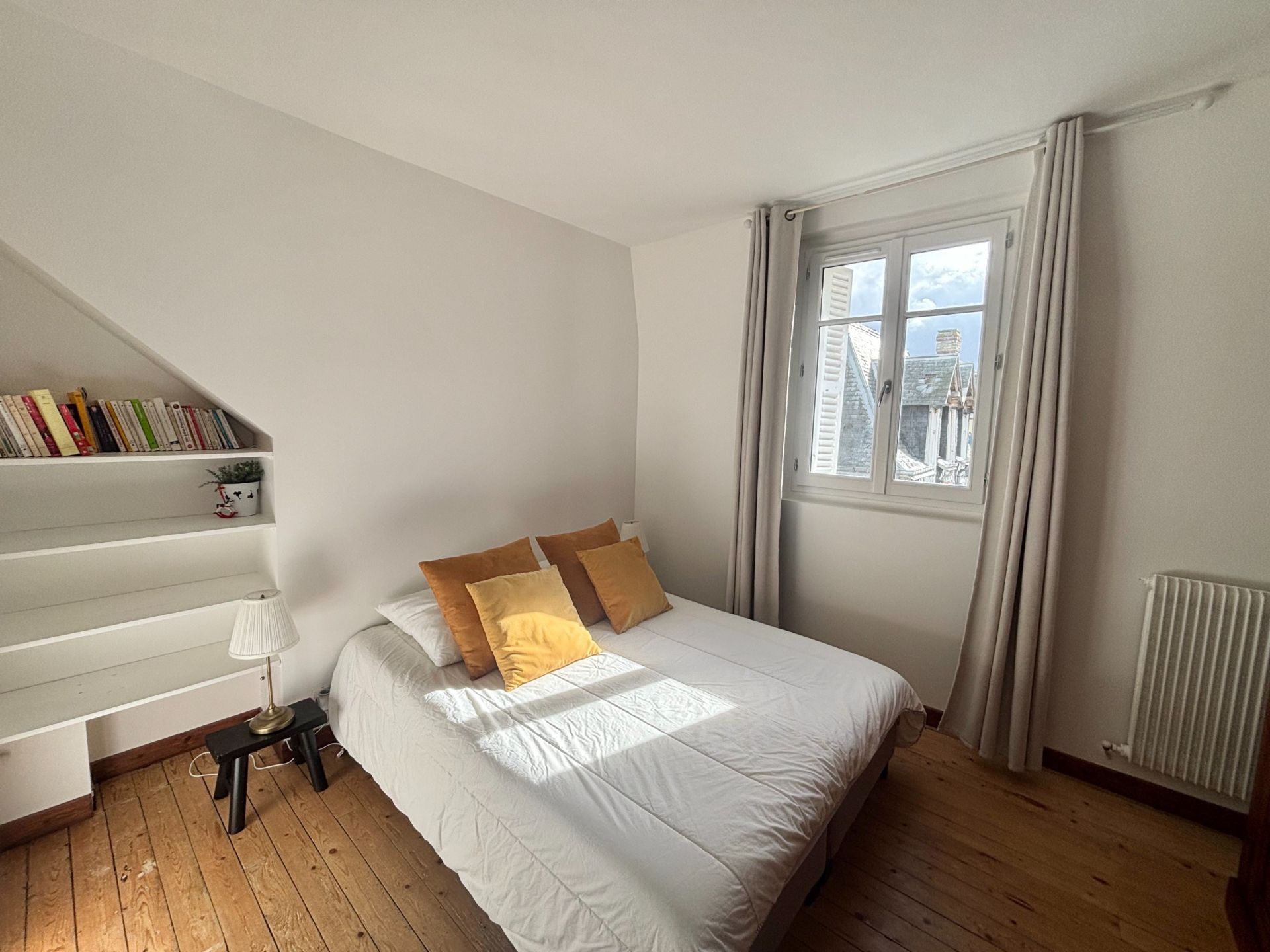 luxury apartment 6 Rooms for sale on VILLERS SUR MER (14640)