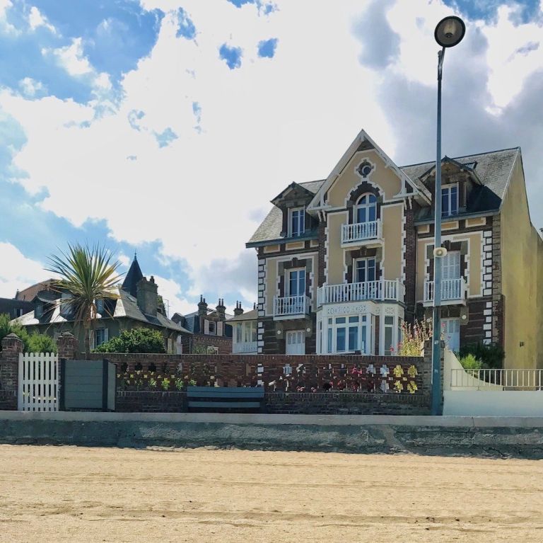 luxury apartment 6 Rooms for sale on VILLERS SUR MER (14640)