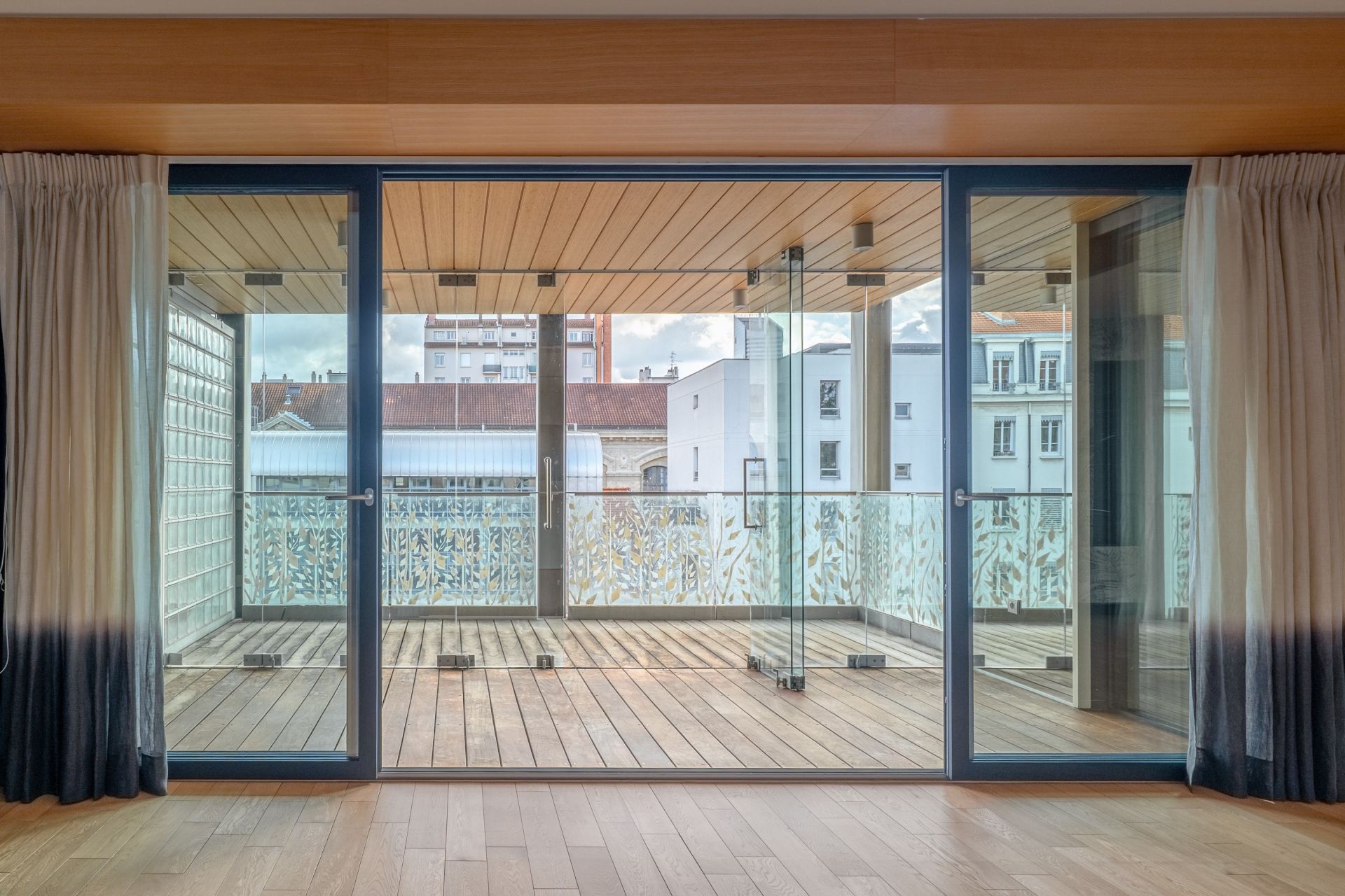 luxury apartment 5 Rooms for sale on LYON (69006)