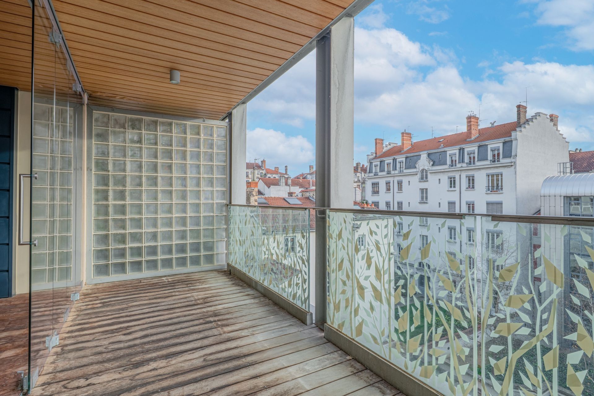 luxury apartment 5 Rooms for sale on LYON (69006)