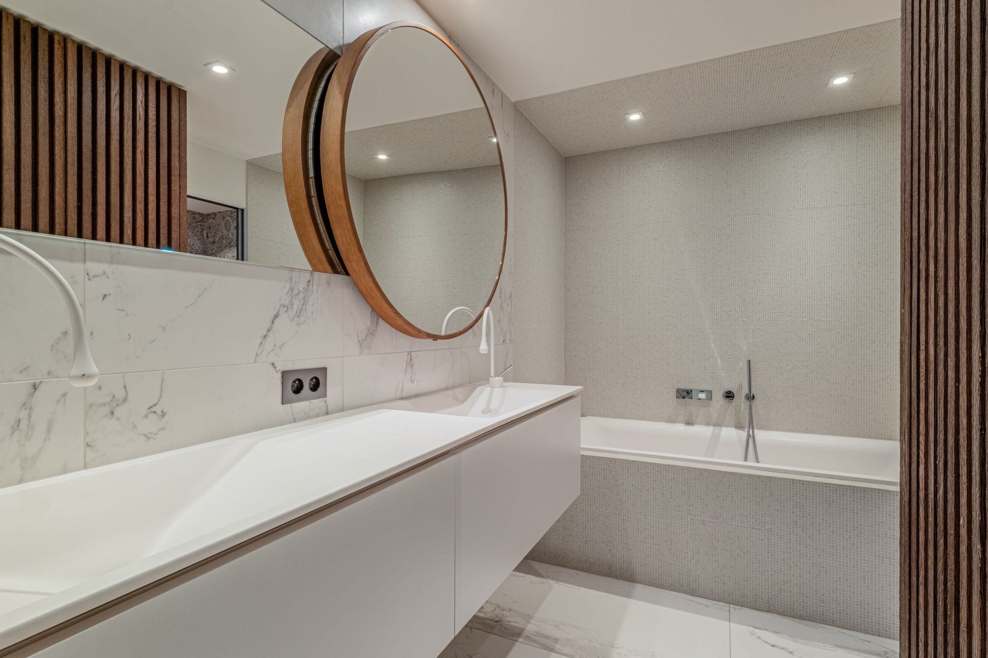 luxury apartment 5 Rooms for sale on LYON (69006)