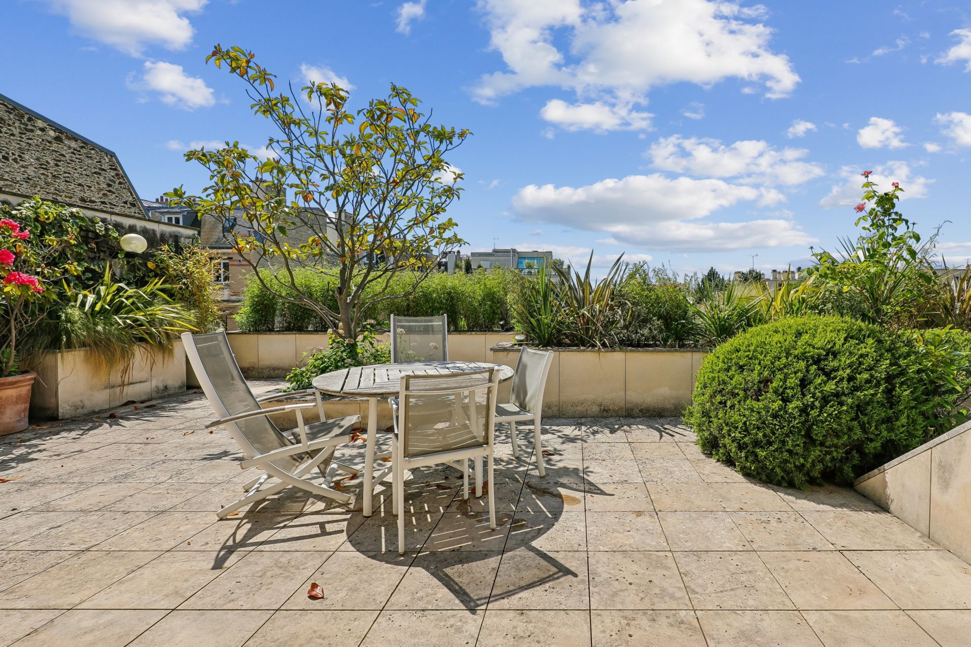 luxury apartment 5 Rooms for sale on NEUILLY SUR SEINE (92200)