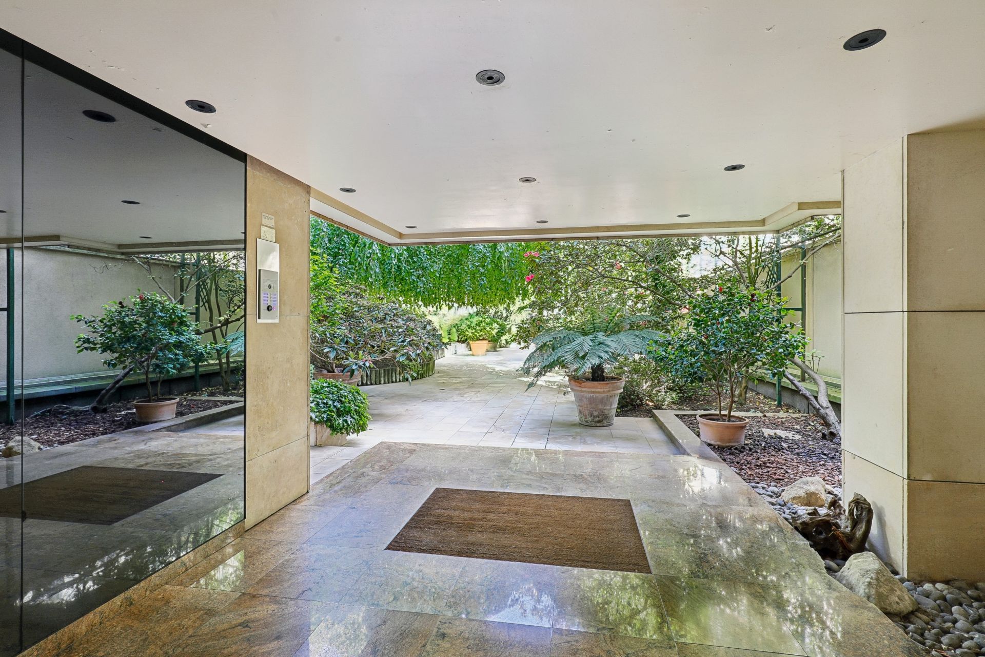 luxury apartment 5 Rooms for sale on NEUILLY SUR SEINE (92200)