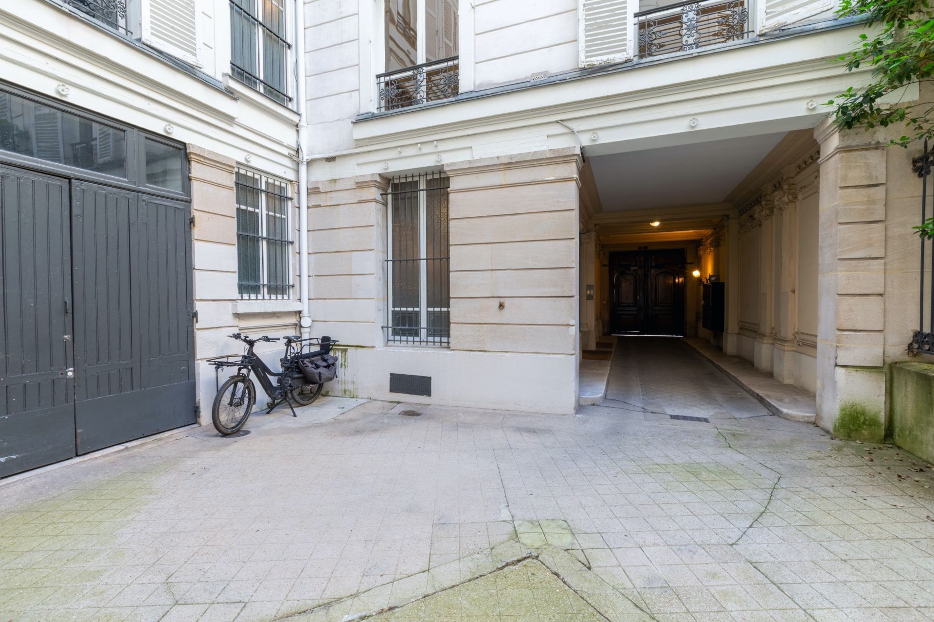luxury apartment 7 Rooms for sale on PARIS (75007)