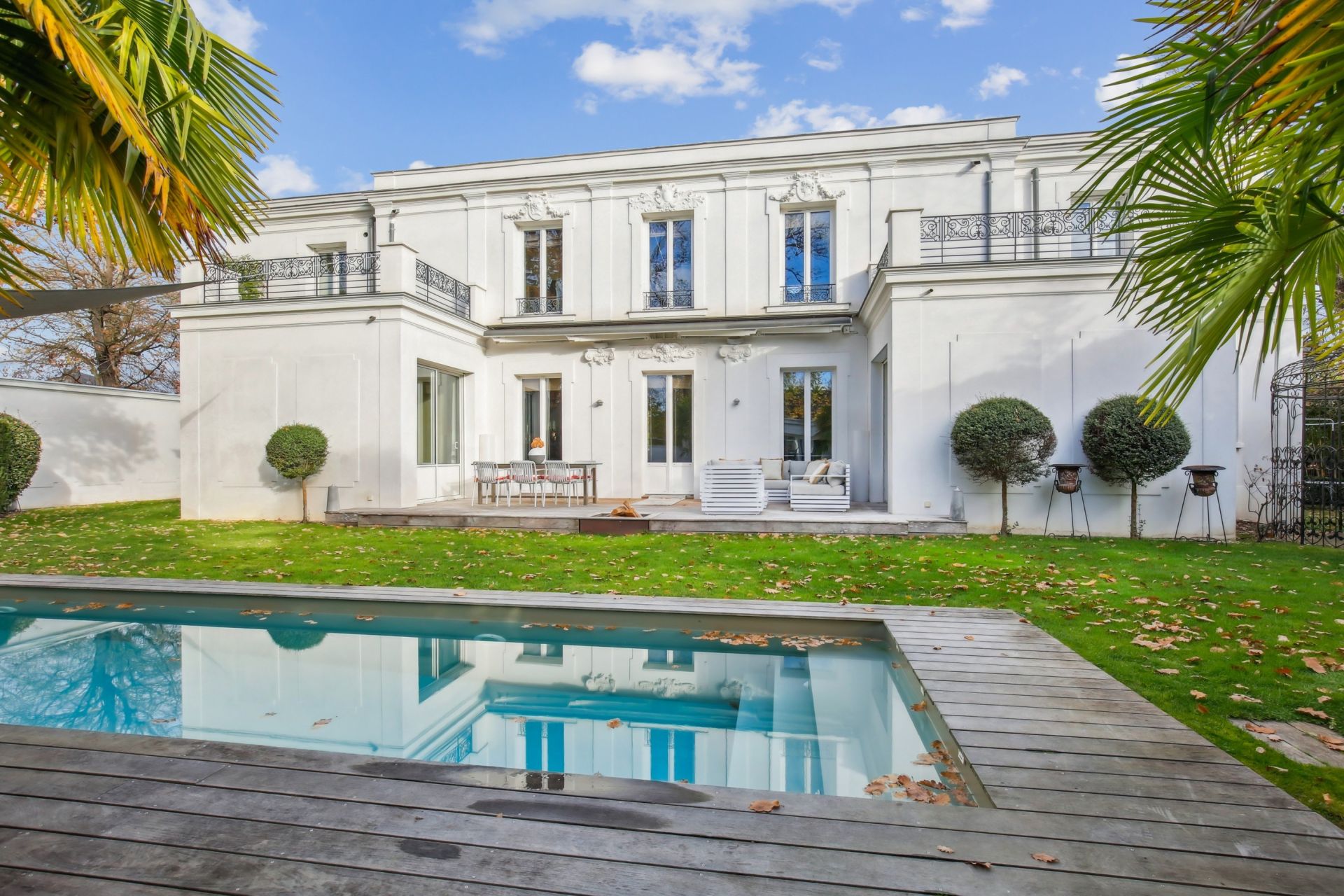 luxury house 8 Rooms for sale on LE VESINET (78110)